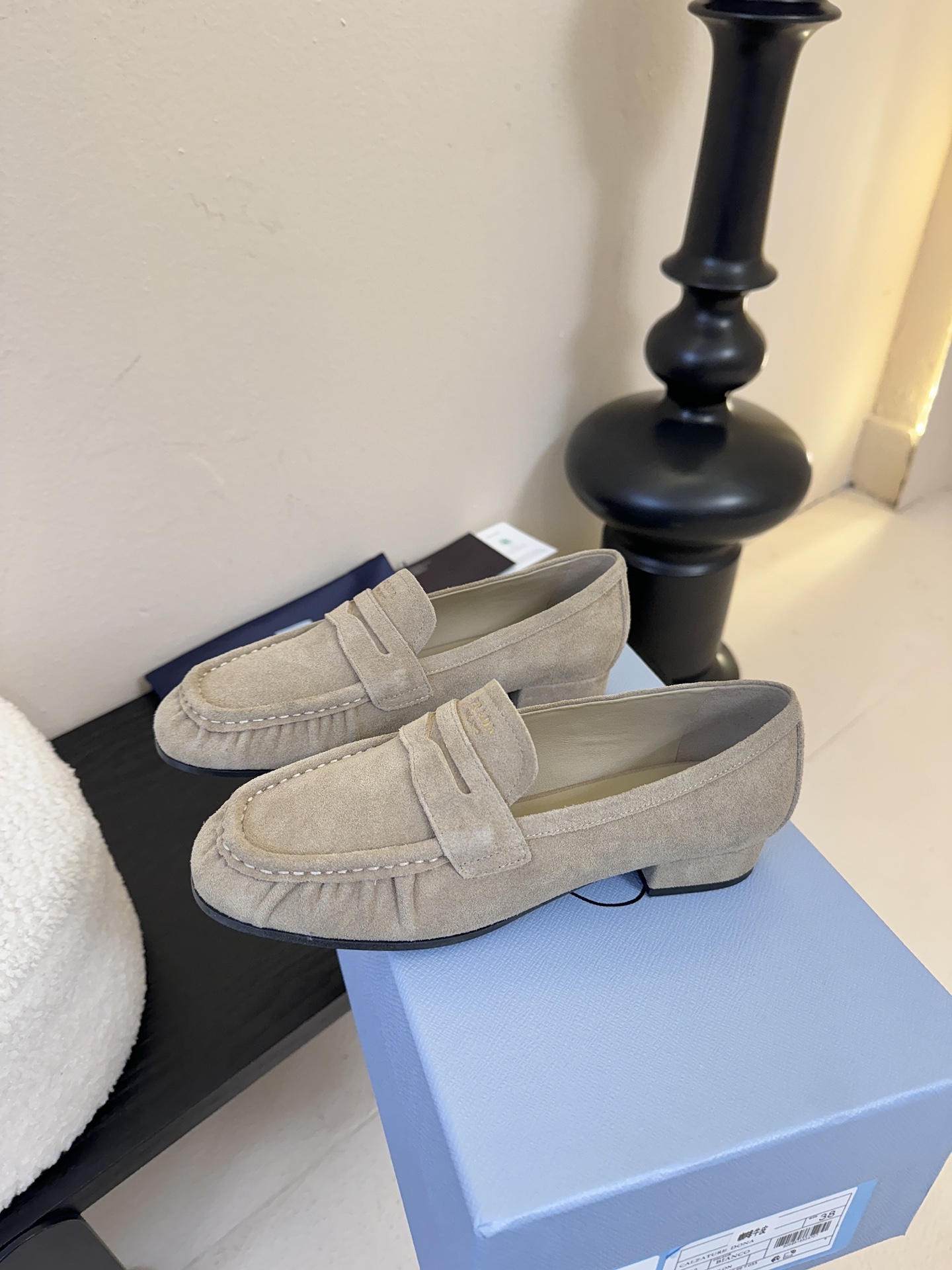 Prad* 普拉达新款乐福鞋一眼望去既经典又百搭！质感脚感你们都无需担心哒，心动的感觉有没有！简单搭配很