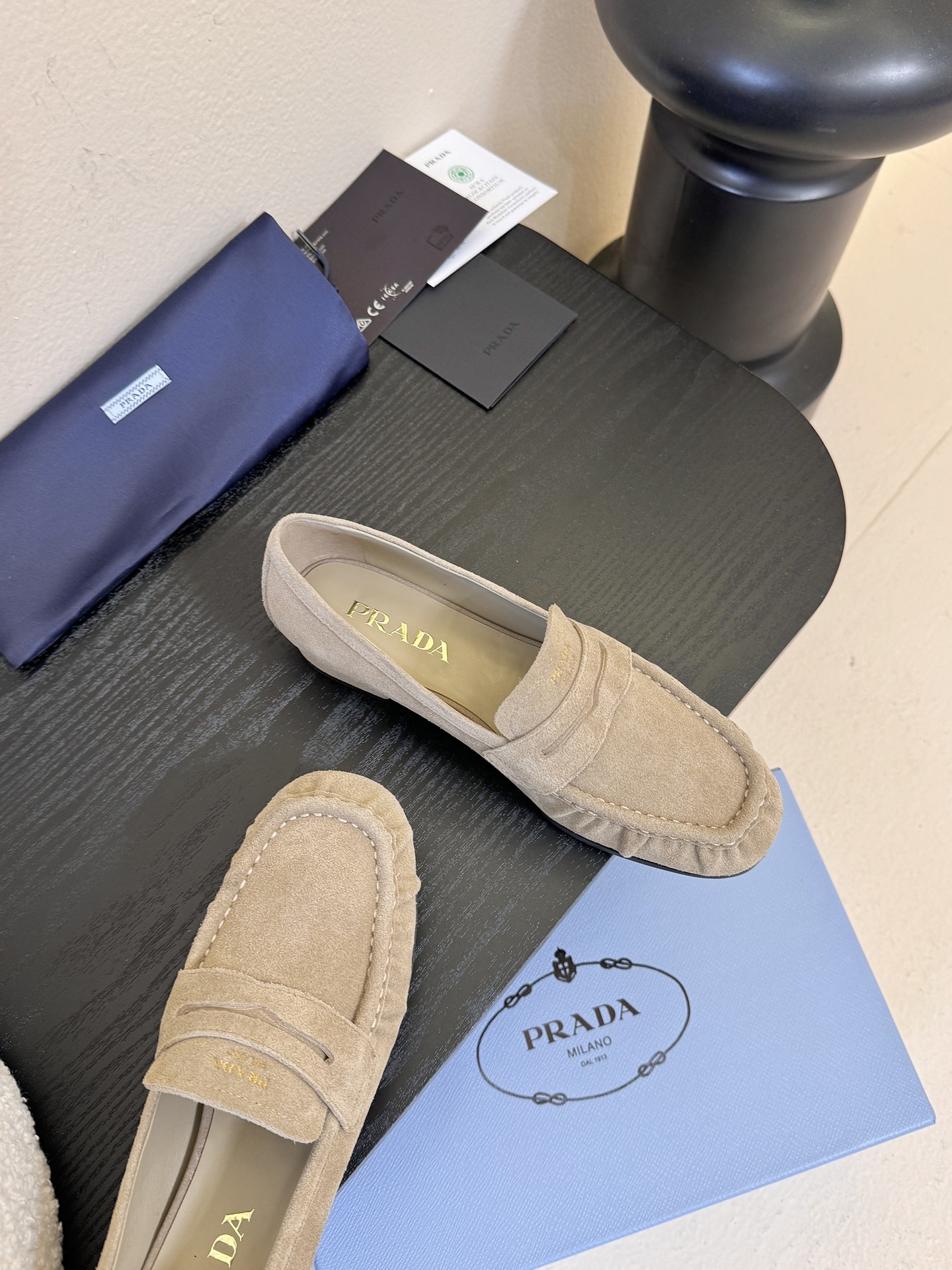Prad* 普拉达新款乐福鞋一眼望去既经典又百搭！质感脚感你们都无需担心哒，心动的感觉有没有！简单搭配很