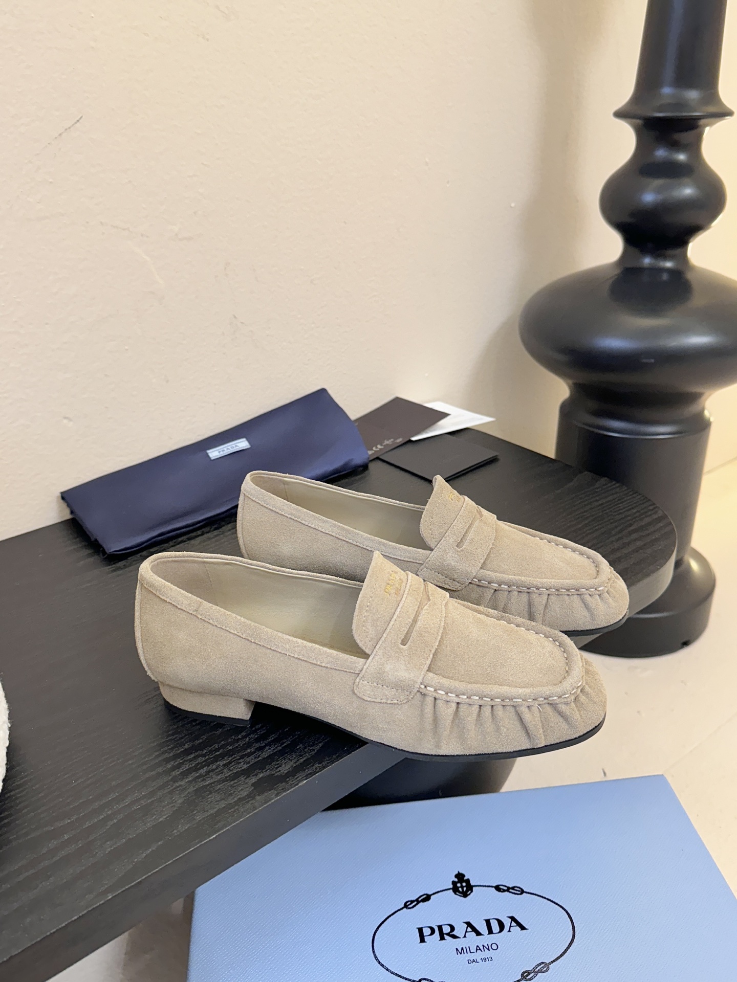 Prad* 普拉达新款乐福鞋一眼望去既经典又百搭！质感脚感你们都无需担心哒，心动的感觉有没有！简单搭配很