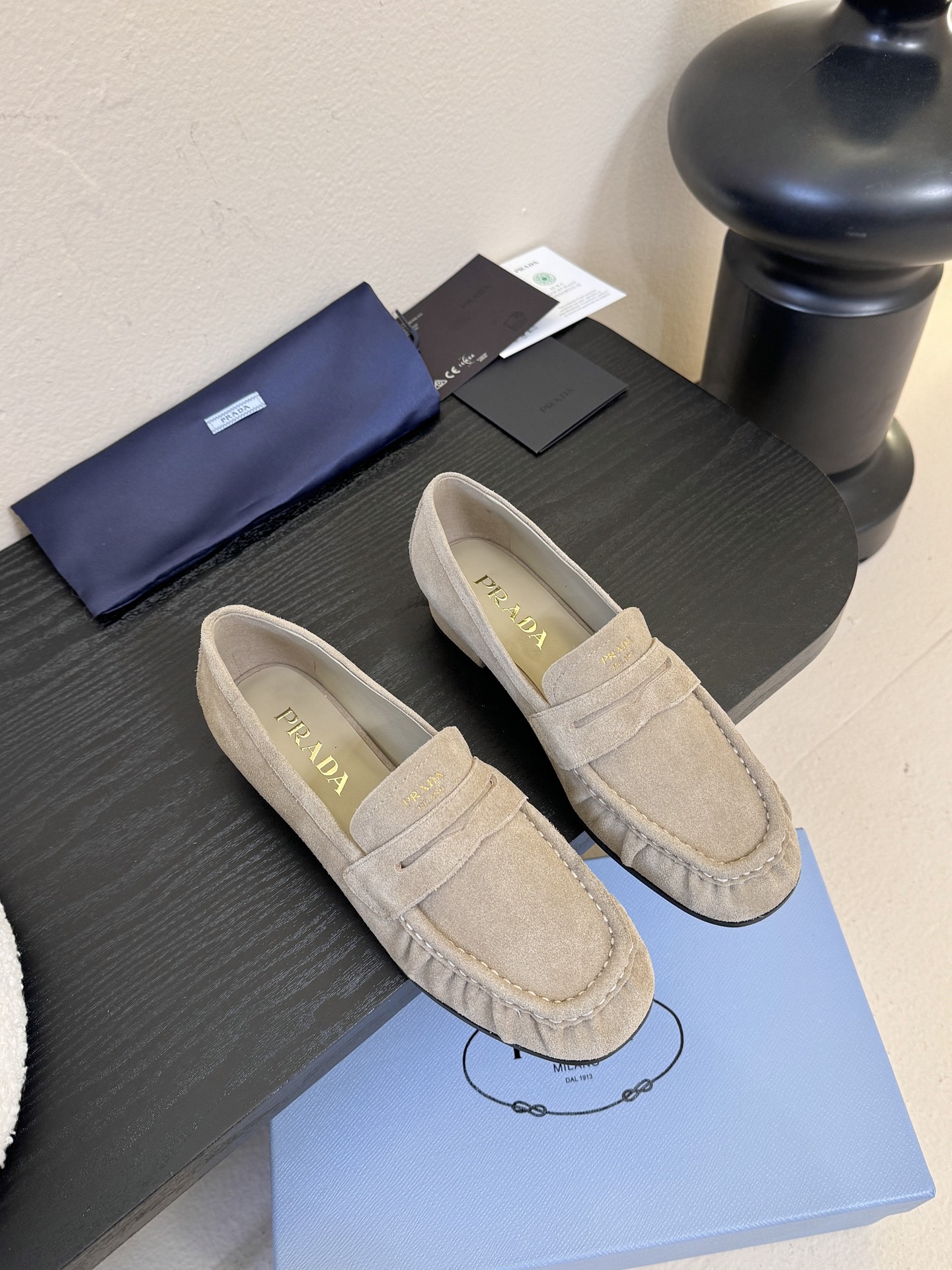 Prad* 普拉达新款乐福鞋一眼望去既经典又百搭！质感脚感你们都无需担心哒，心动的感觉有没有！简单搭配很