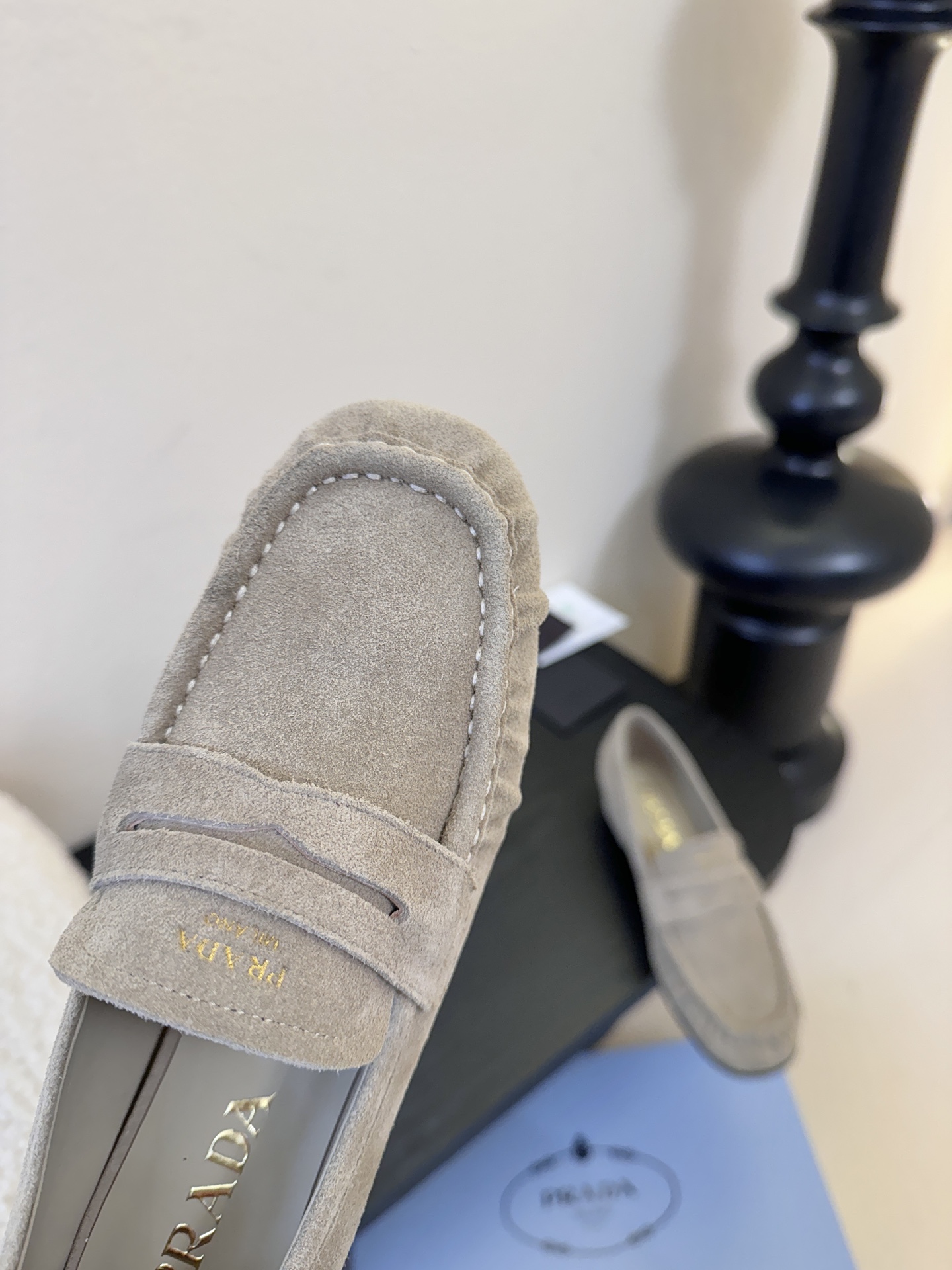 Prad* 普拉达新款乐福鞋一眼望去既经典又百搭！质感脚感你们都无需担心哒，心动的感觉有没有！简单搭配很