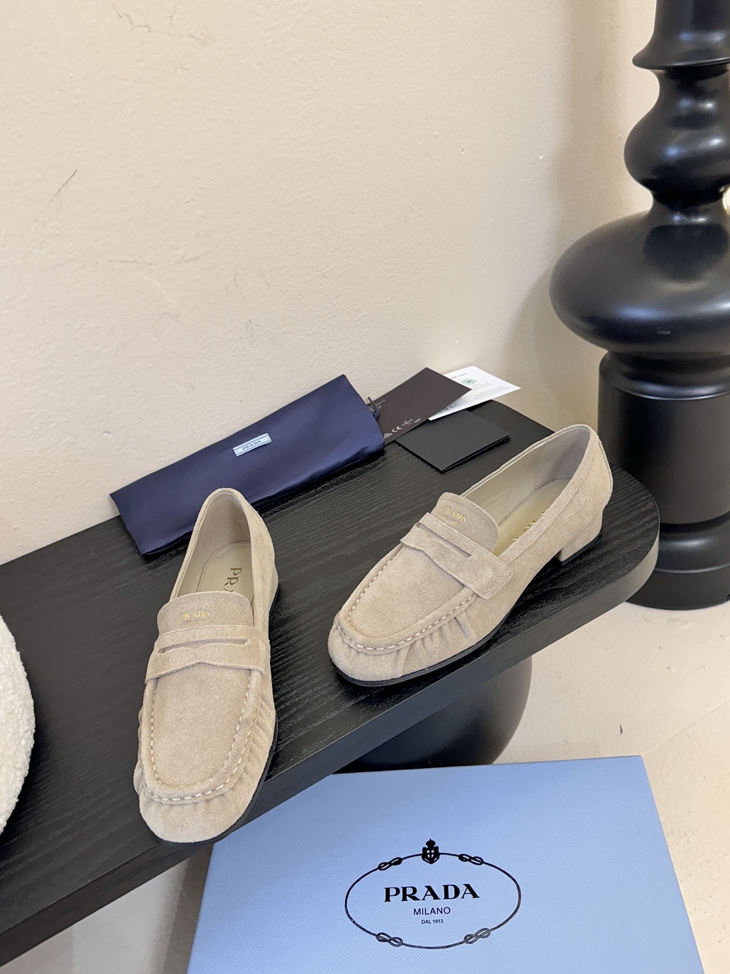 Prad* 普拉达新款乐福鞋一眼望去既经典又百搭！质感脚感你们都无需担心哒，心动的感觉有没有！简单搭配很