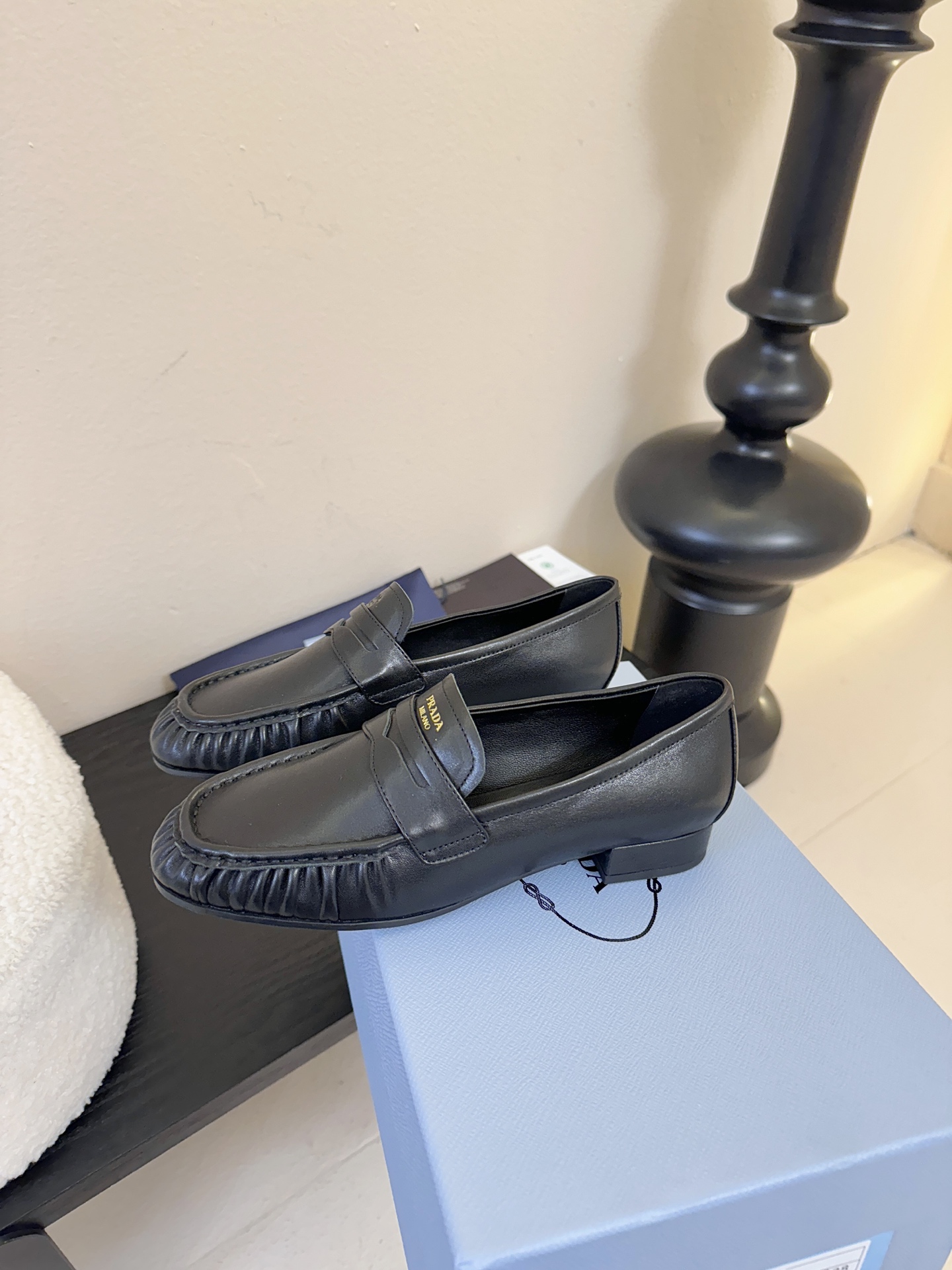 Prad* 普拉达新款乐福鞋一眼望去既经典又百搭！质感脚感你们都无需担心哒，心动的感觉有没有！简单搭配很