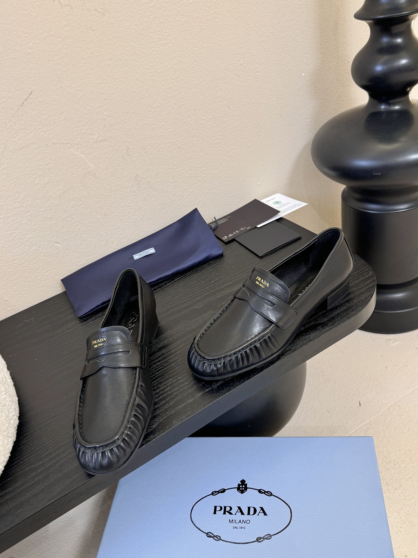 Prad* 普拉达新款乐福鞋一眼望去既经典又百搭！质感脚感你们都无需担心哒，心动的感觉有没有！简单搭配很