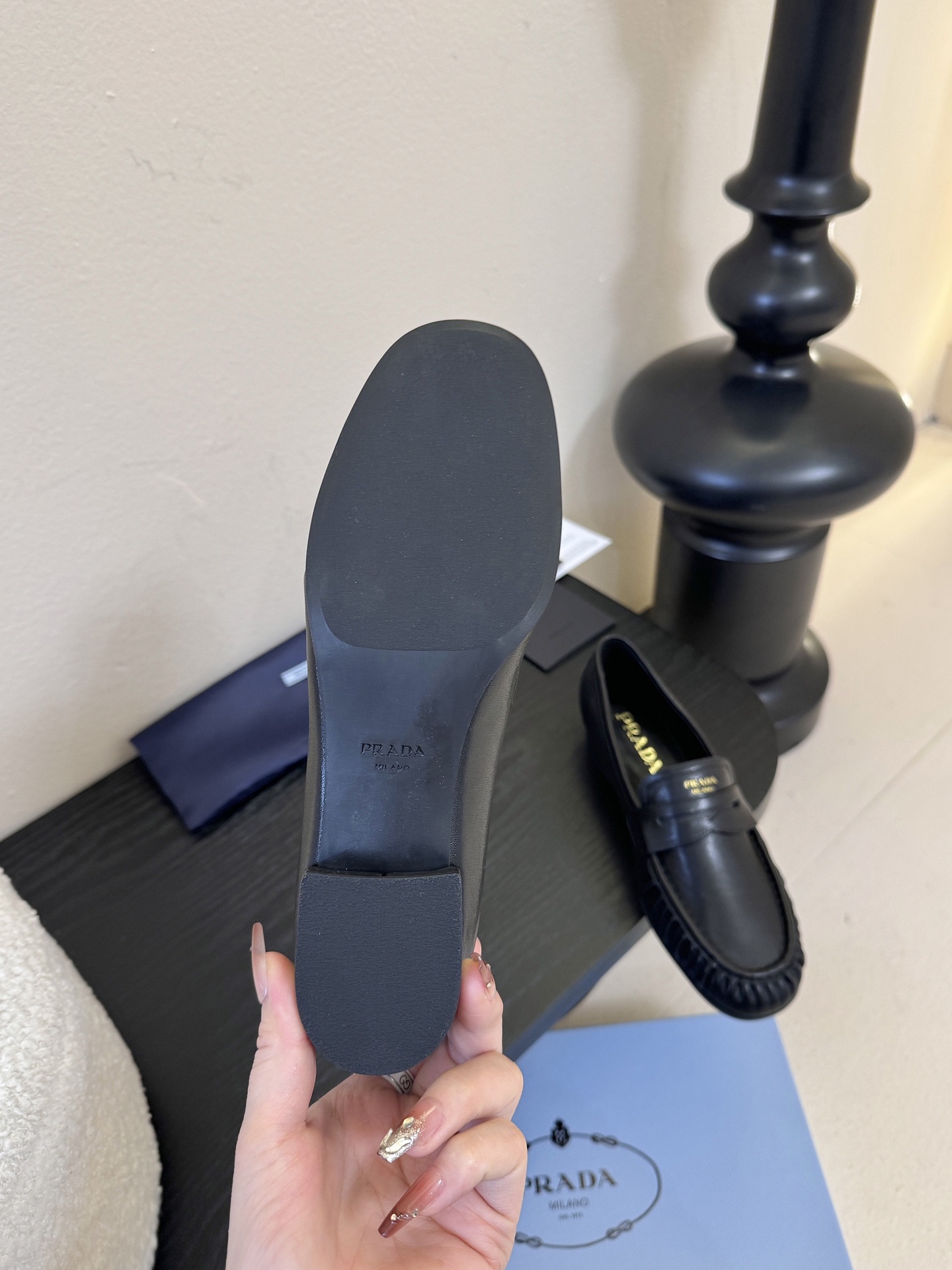 Prad* 普拉达新款乐福鞋一眼望去既经典又百搭！质感脚感你们都无需担心哒，心动的感觉有没有！简单搭配很