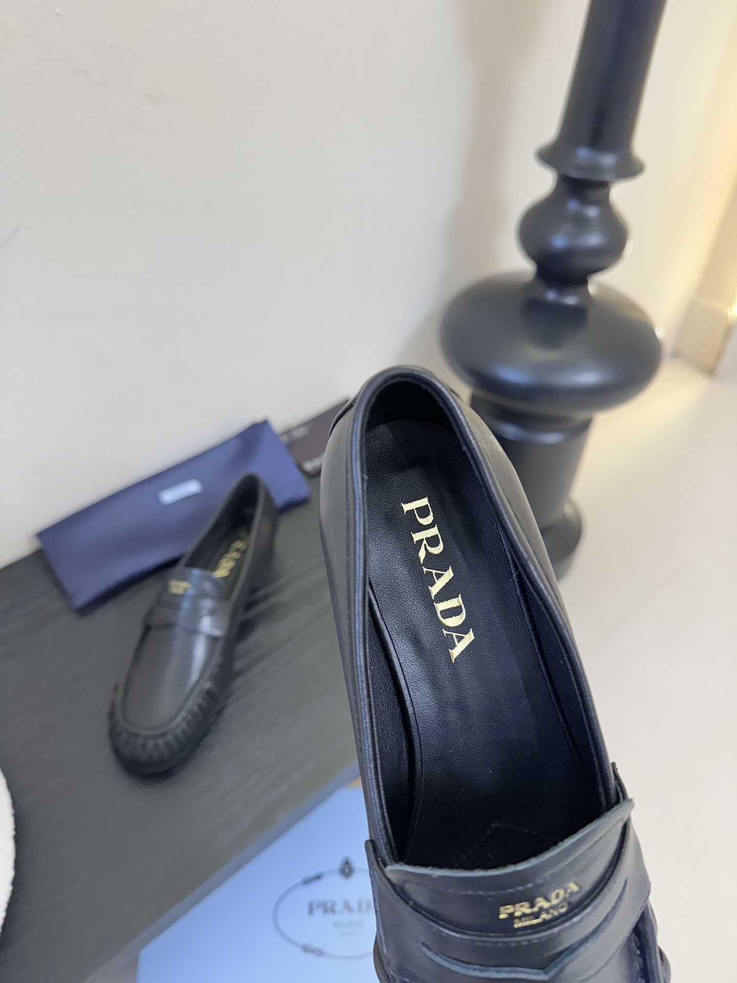 Prad* 普拉达新款乐福鞋一眼望去既经典又百搭！质感脚感你们都无需担心哒，心动的感觉有没有！简单搭配很