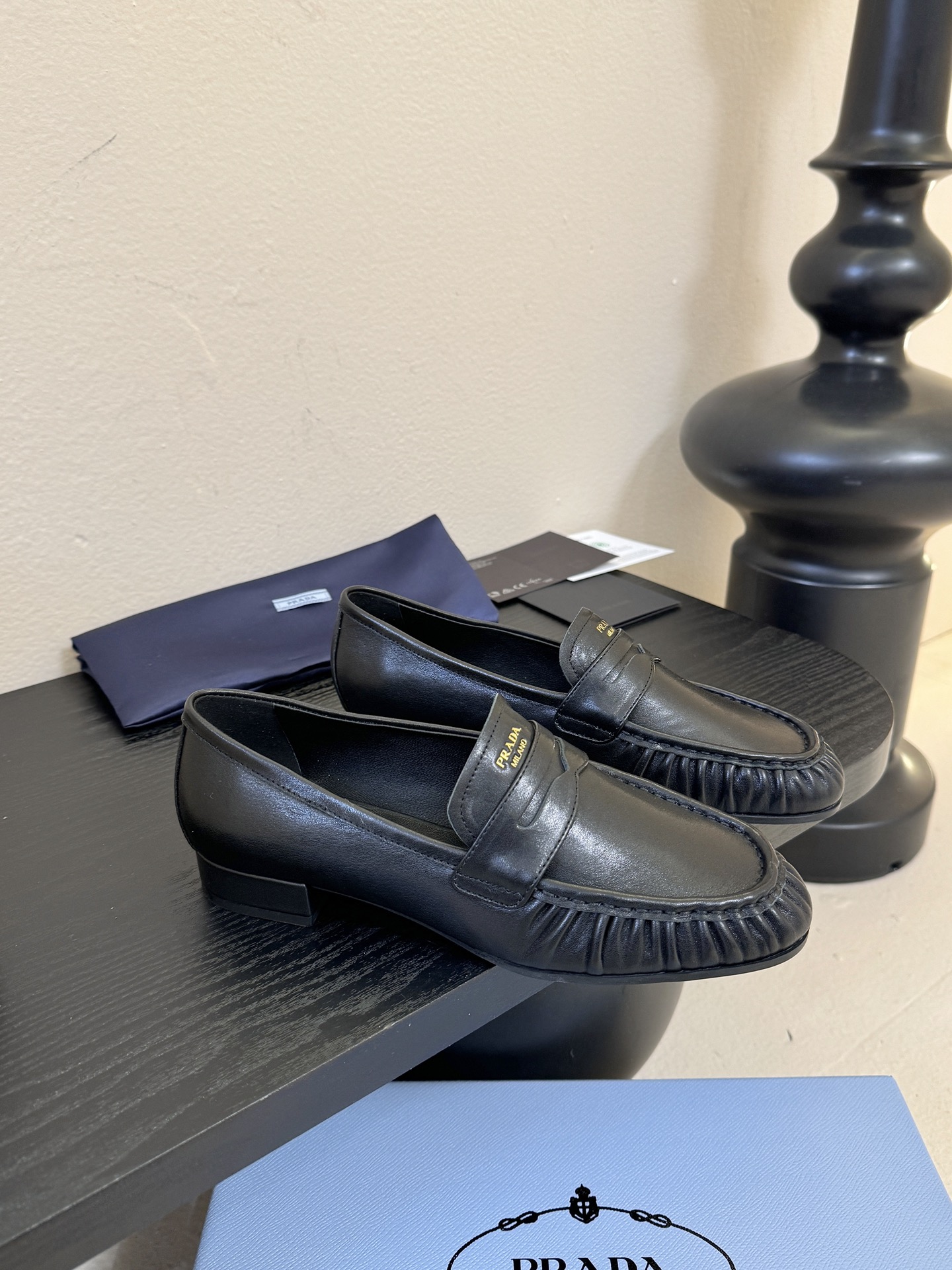 Prad* 普拉达新款乐福鞋一眼望去既经典又百搭！质感脚感你们都无需担心哒，心动的感觉有没有！简单搭配很