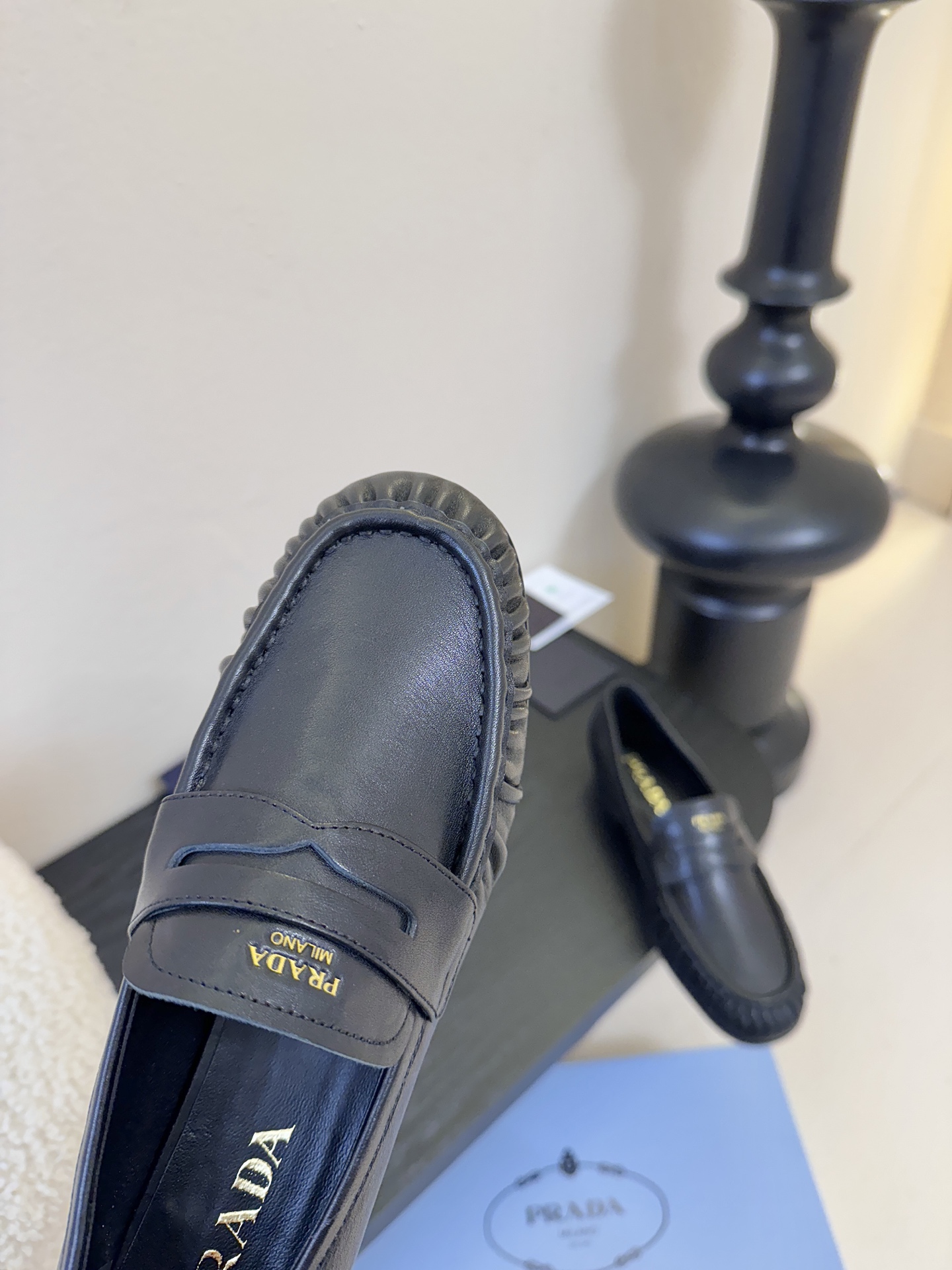 Prad* 普拉达新款乐福鞋一眼望去既经典又百搭！质感脚感你们都无需担心哒，心动的感觉有没有！简单搭配很