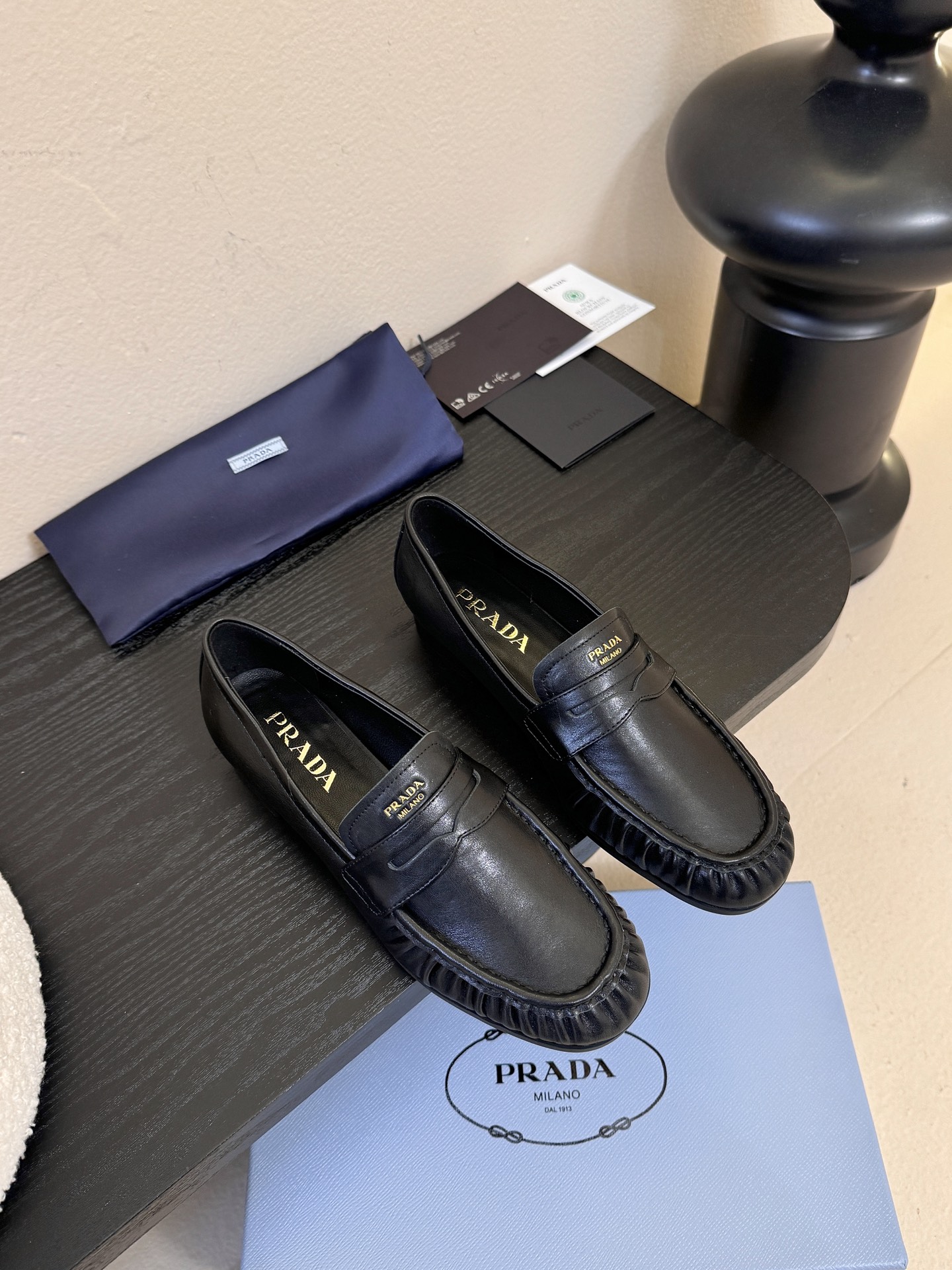 Prad* 普拉达新款乐福鞋一眼望去既经典又百搭！质感脚感你们都无需担心哒，心动的感觉有没有！简单搭配很