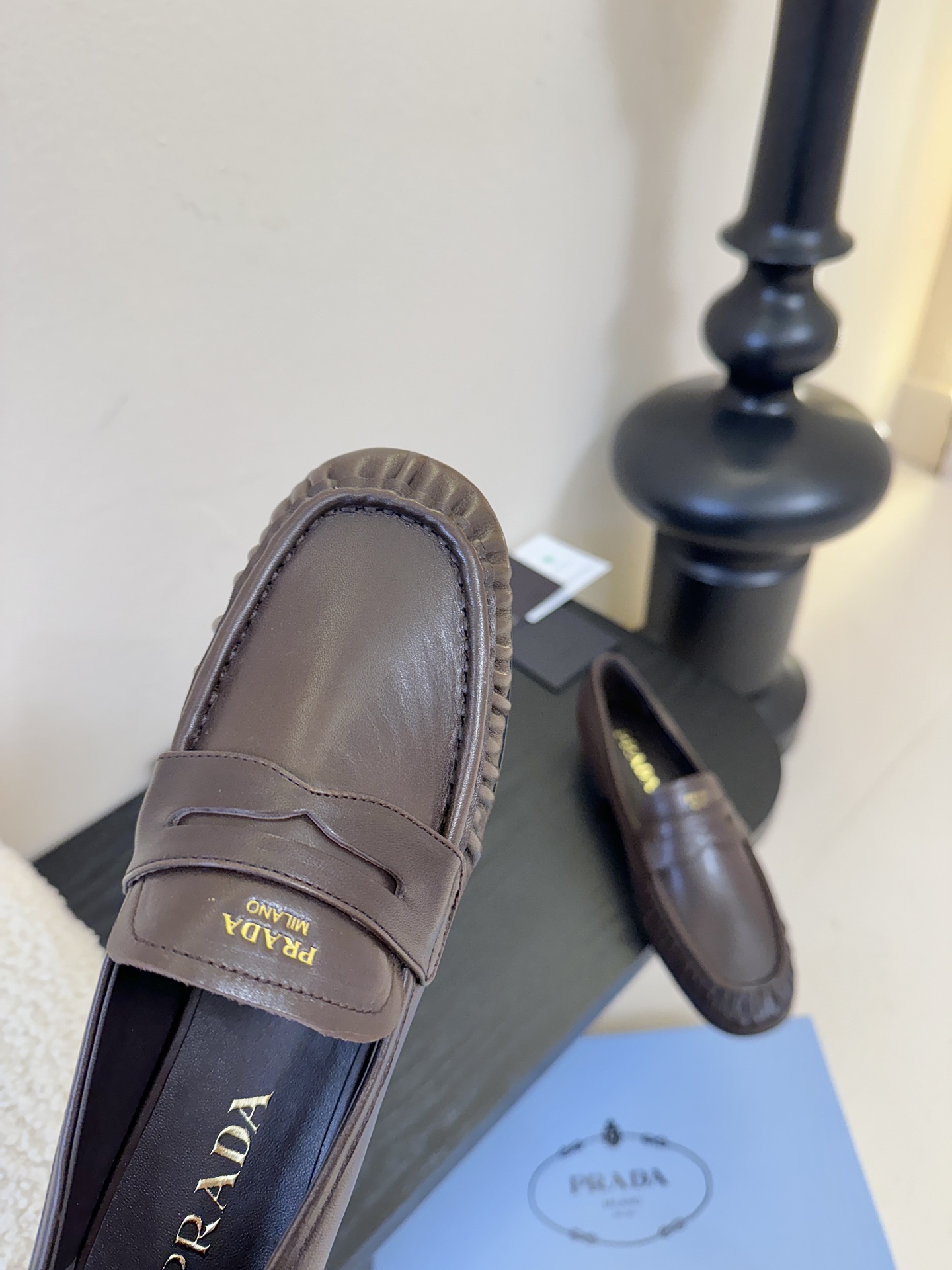 Prad* 普拉达新款乐福鞋一眼望去既经典又百搭！质感脚感你们都无需担心哒，心动的感觉有没有！简单搭配很