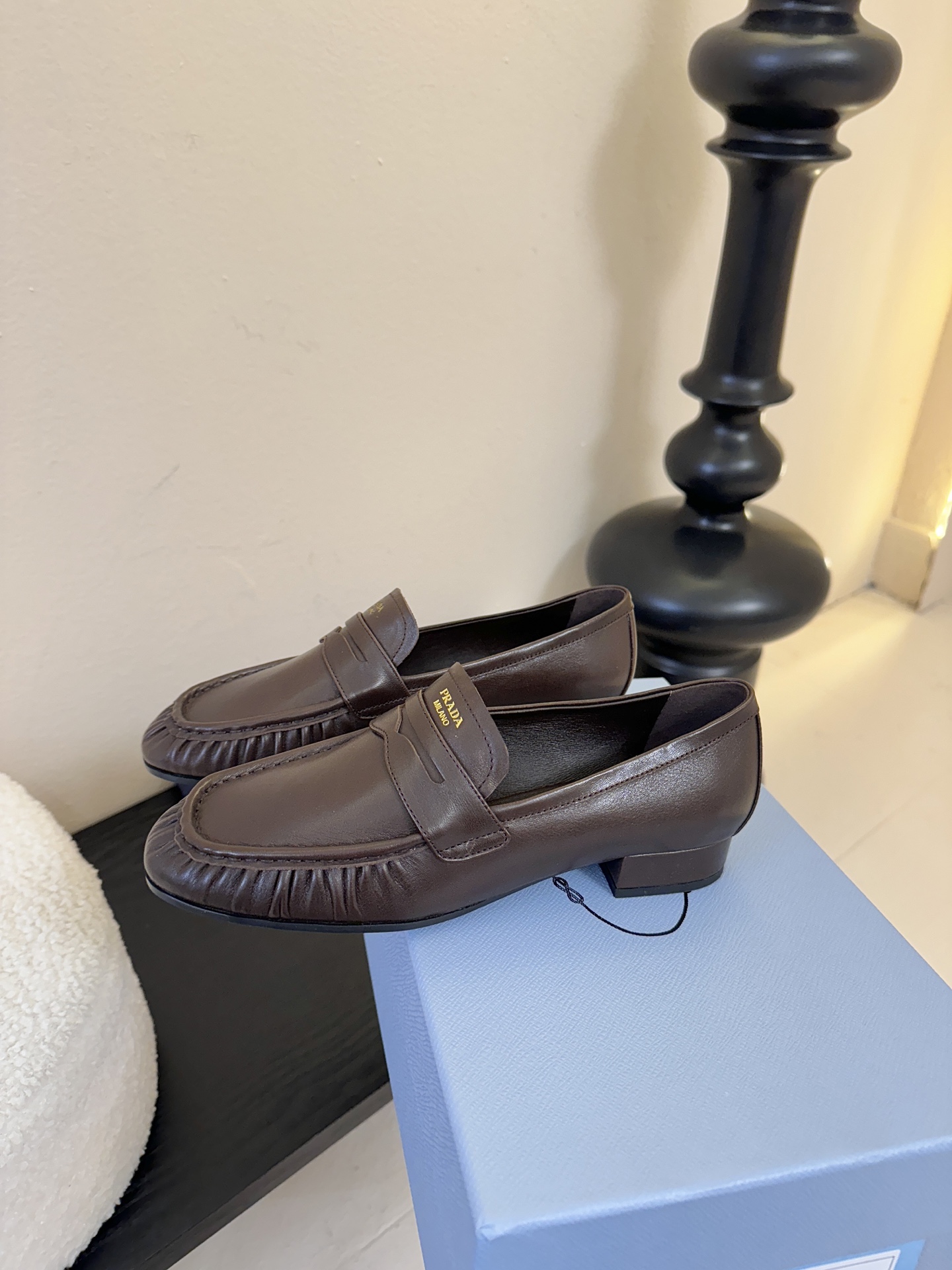 Prad* 普拉达新款乐福鞋一眼望去既经典又百搭！质感脚感你们都无需担心哒，心动的感觉有没有！简单搭配很