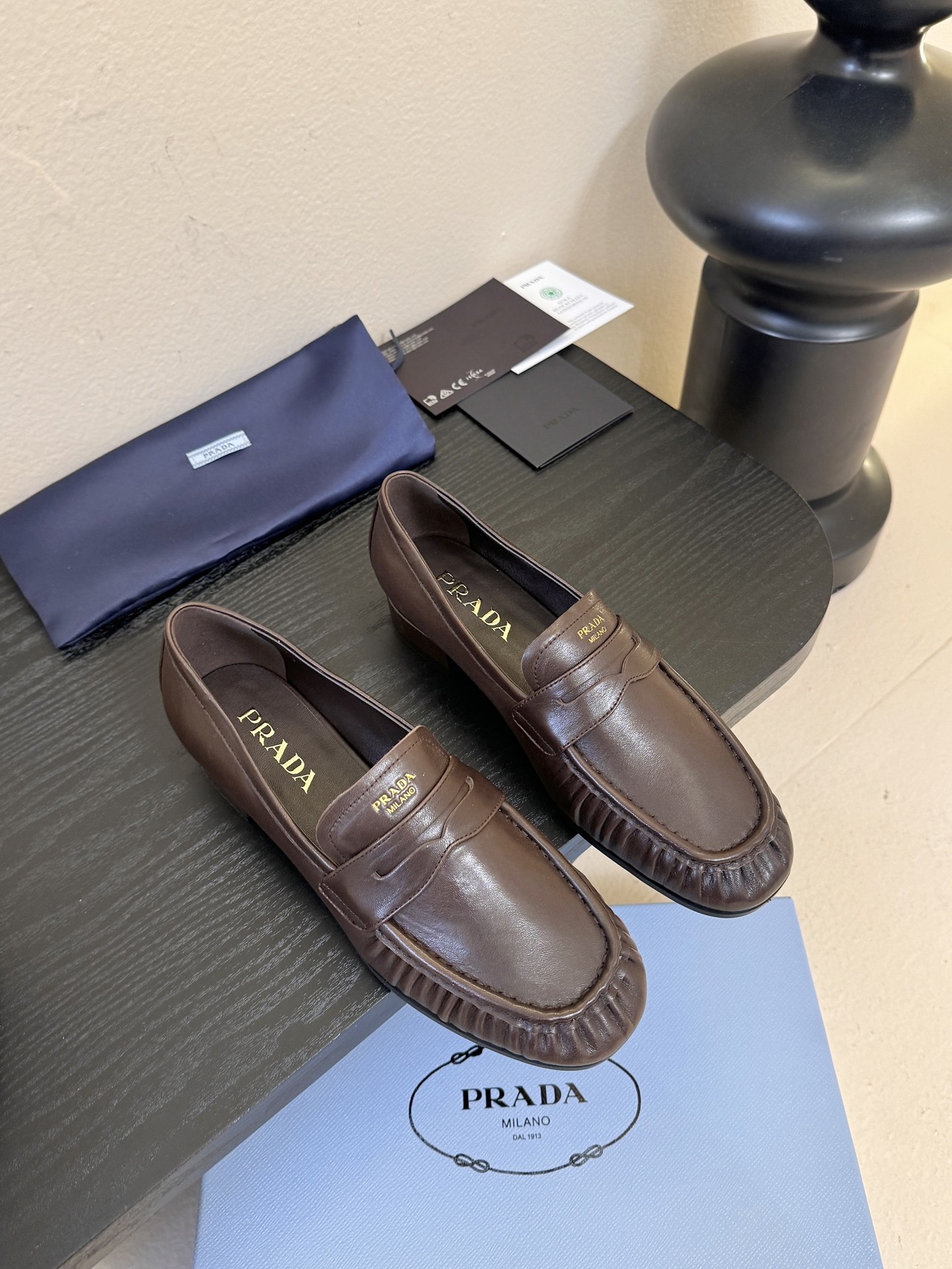 NO:706090,Prad* Prada’s new loafers are both classic and versatile at first glance!  You don’t need to worry about the texture and feel of your feet. Do you have a heart-pounding feeling?  The simple combination is very eye-catching and grand. I sincerely recommend you to buy it!  Very pretty!  Extremely versatile!  The more I look at it, the more I like it. Its square toe design is suitable for all kinds of female foot shapes and can be easily controlled. It is comfortable on the foot and does not squeeze the foot. The soul of the whole pair of shoes is the bias-cut design!  This upper is not easy to make. It seems to be quite simple and is much more expensive than making boots. It has a high scrapability. Upper: cowhide. Lining: sheepskin. Outsole: original outsole size 35-40 (40 customization is not returnable), loafers, prada, prada, loafers, boots, cowhide, sheepskin.19860909Prad* 普拉达新款乐福鞋 一眼望去既经典又百搭！质感脚感你们都无需担心哒,心动的感觉有没有！ 简单搭配很吸睛,大气,真心建议你们一定要收！巨好看！巨百搭！真的越看越上头.它的鞋头方型设计适合各种百般女性脚型都能轻松驾驭,上脚舒适不挤脚,整双鞋的灵魂所在是斜裁的设计哦！这个鞋面可不好做,看是挺简单的比做靴子还贵好多,报废力高 鞋面:牛皮 内里:羊皮 大底:原版大底 size35-40（40定制不退换）,乐福鞋,prada,prada,loafers,boots,cowhide,sheepskin,Women's Shoes