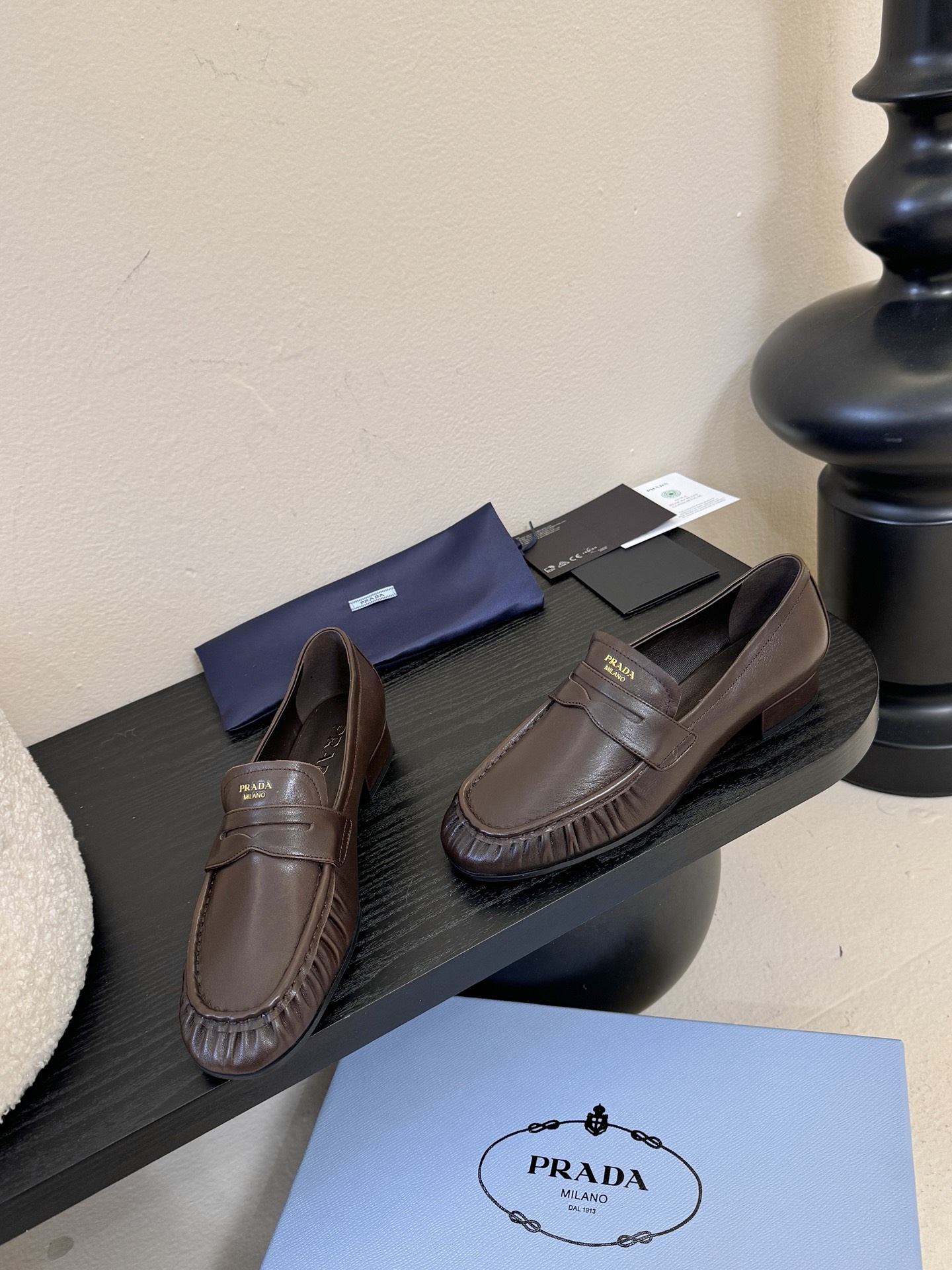 Prad* 普拉达新款乐福鞋一眼望去既经典又百搭！质感脚感你们都无需担心哒，心动的感觉有没有！简单搭配很