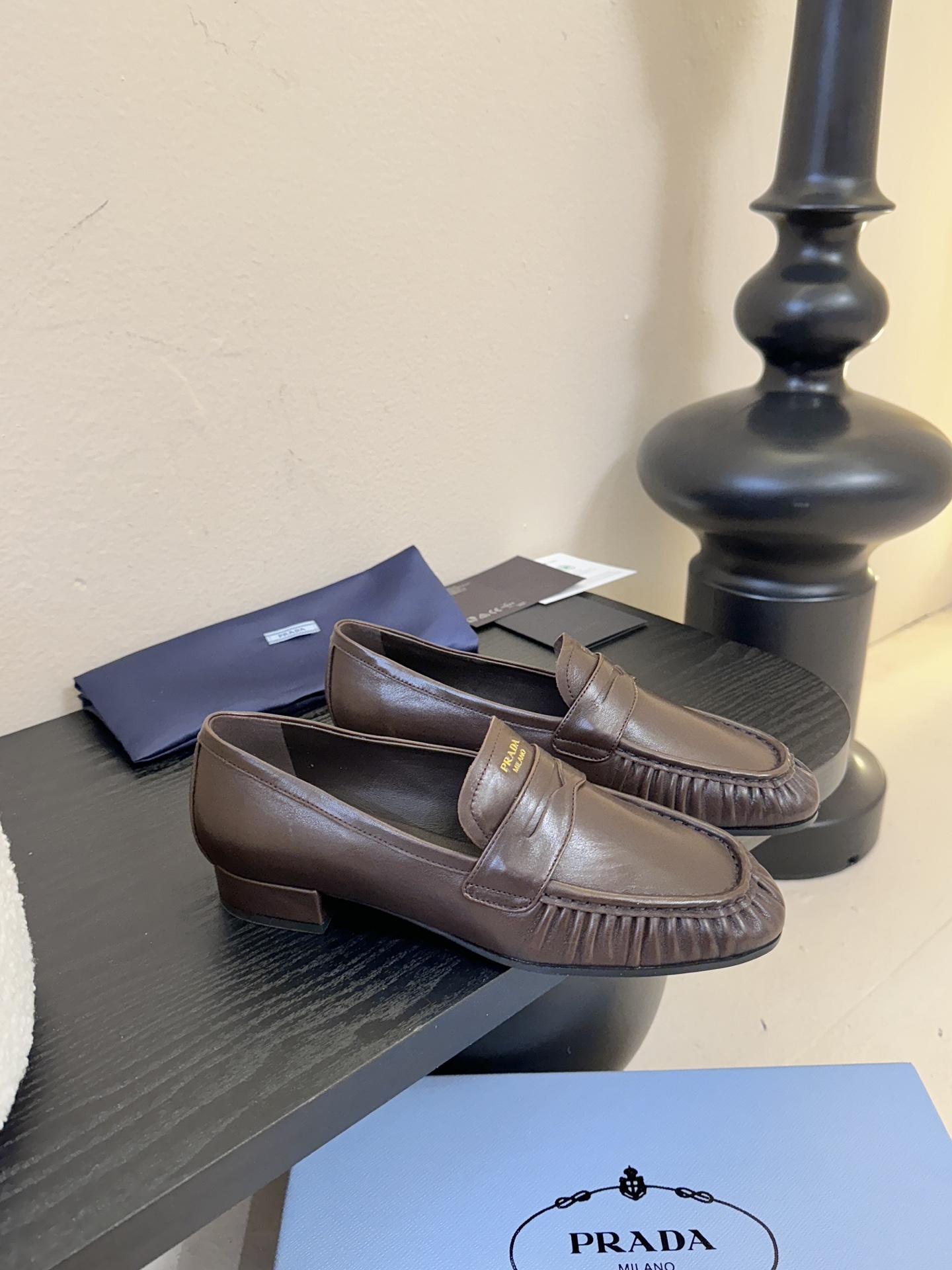 Prad* 普拉达新款乐福鞋一眼望去既经典又百搭！质感脚感你们都无需担心哒，心动的感觉有没有！简单搭配很