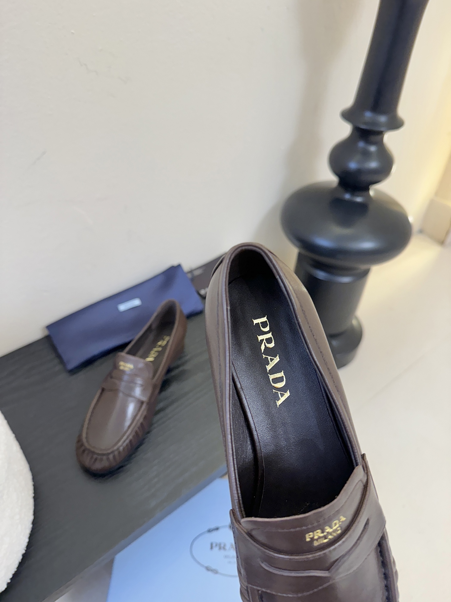 Prad* 普拉达新款乐福鞋一眼望去既经典又百搭！质感脚感你们都无需担心哒，心动的感觉有没有！简单搭配很
