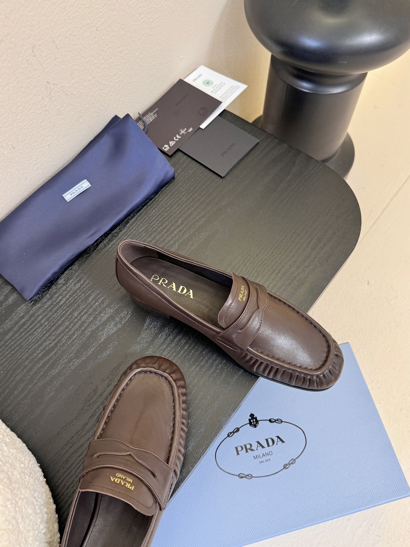 Prad* 普拉达新款乐福鞋一眼望去既经典又百搭！质感脚感你们都无需担心哒，心动的感觉有没有！简单搭配很