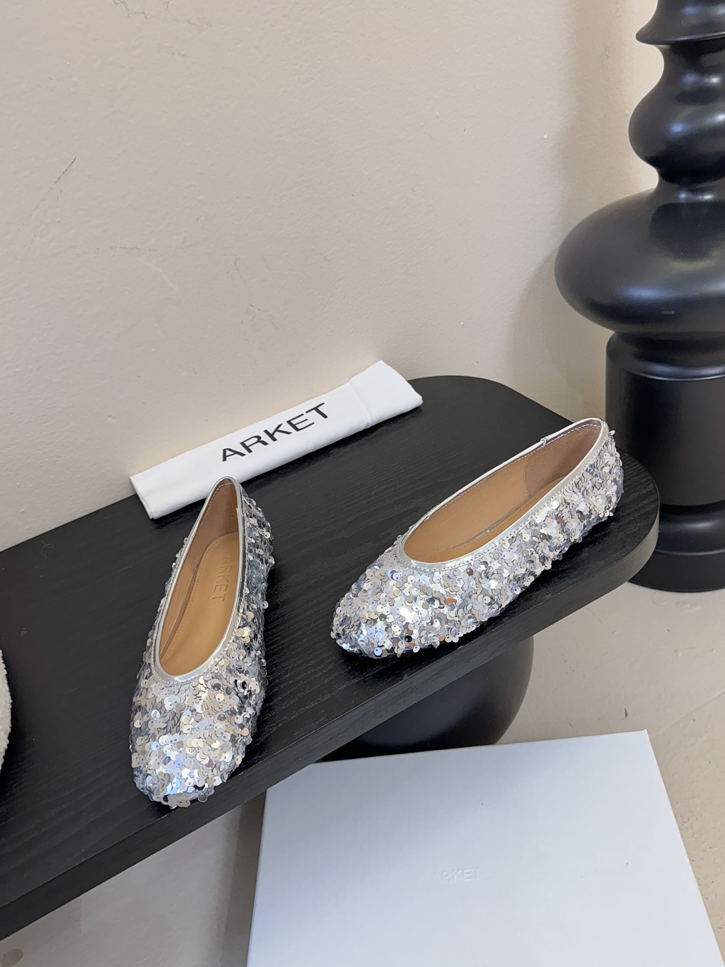 ARKE* 𝟐𝟔𝐀𝐖新品ARKET 亮片斑马纹平底鞋｜北欧极简的浪漫解构ARKET以温润的极简美学为内核