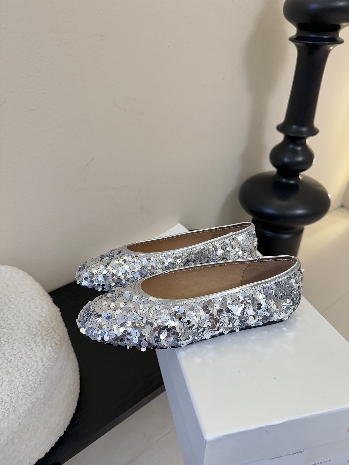 ARKE* 𝟐𝟔𝐀𝐖新品ARKET 亮片斑马纹平底鞋｜北欧极简的浪漫解构ARKET以温润的极简美学为内核