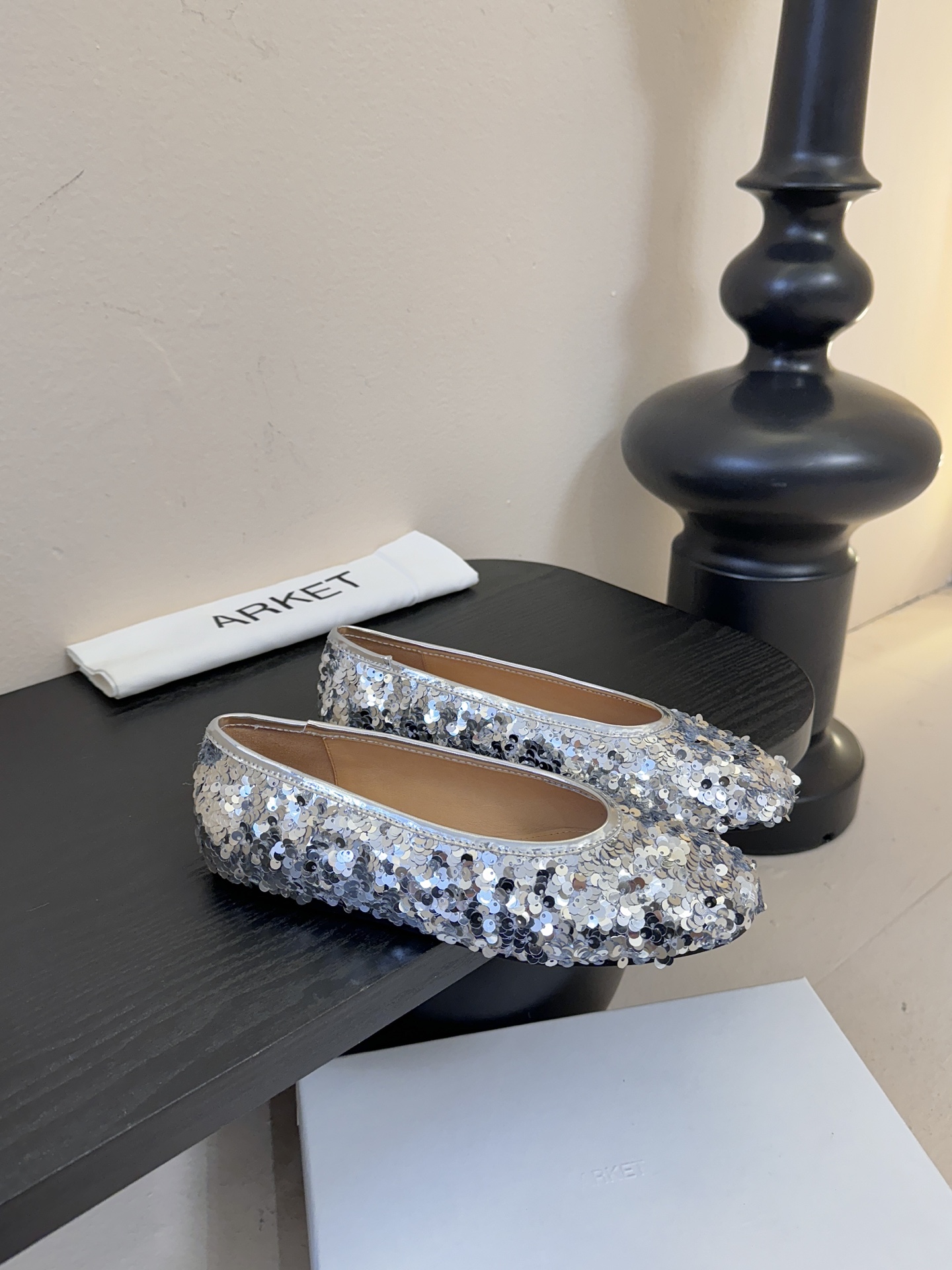 ARKE* 𝟐𝟔𝐀𝐖新品ARKET 亮片斑马纹平底鞋｜北欧极简的浪漫解构ARKET以温润的极简美学为内核