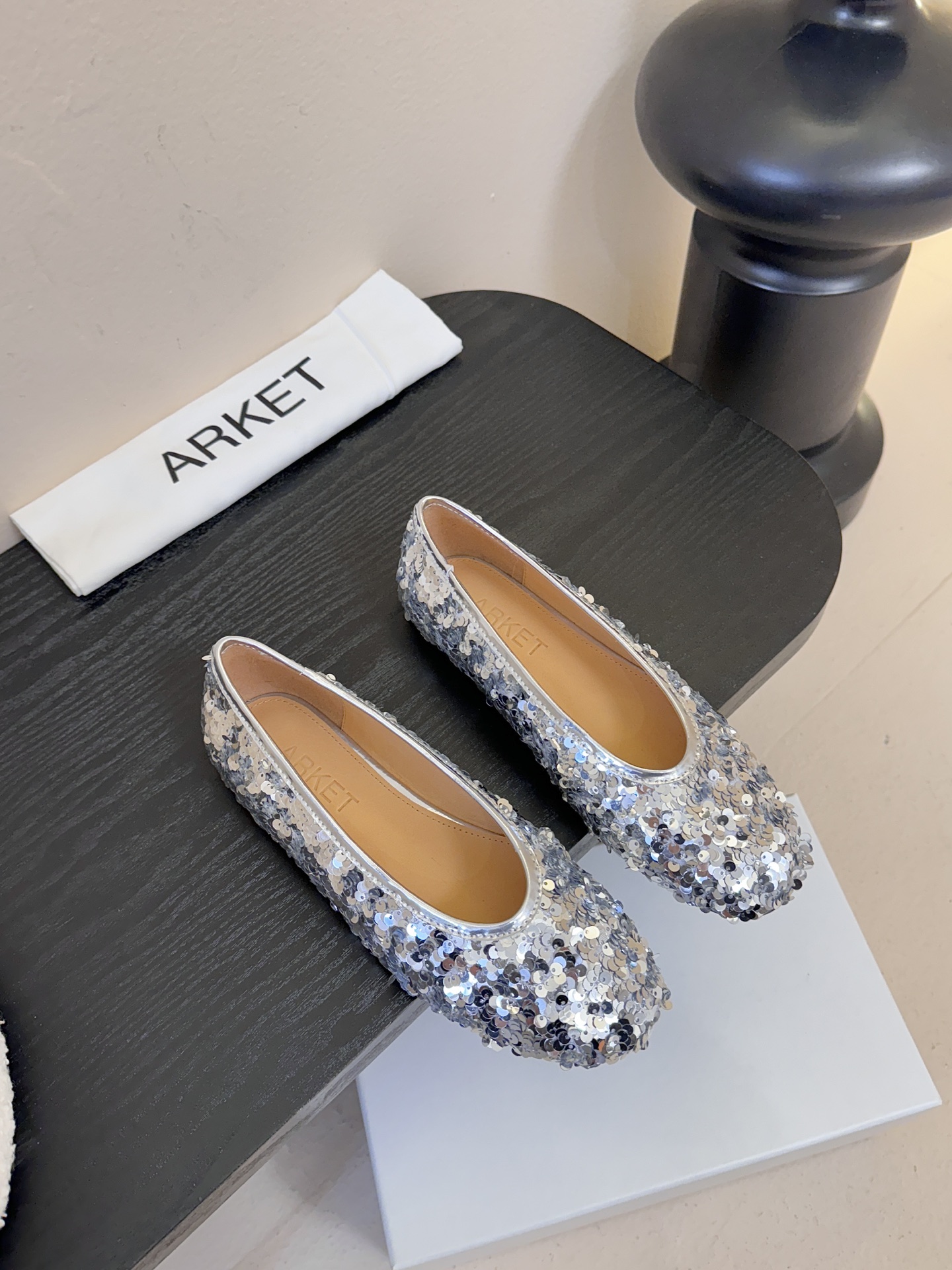 ARKE* 𝟐𝟔𝐀𝐖新品ARKET 亮片斑马纹平底鞋｜北欧极简的浪漫解构ARKET以温润的极简美学为内核