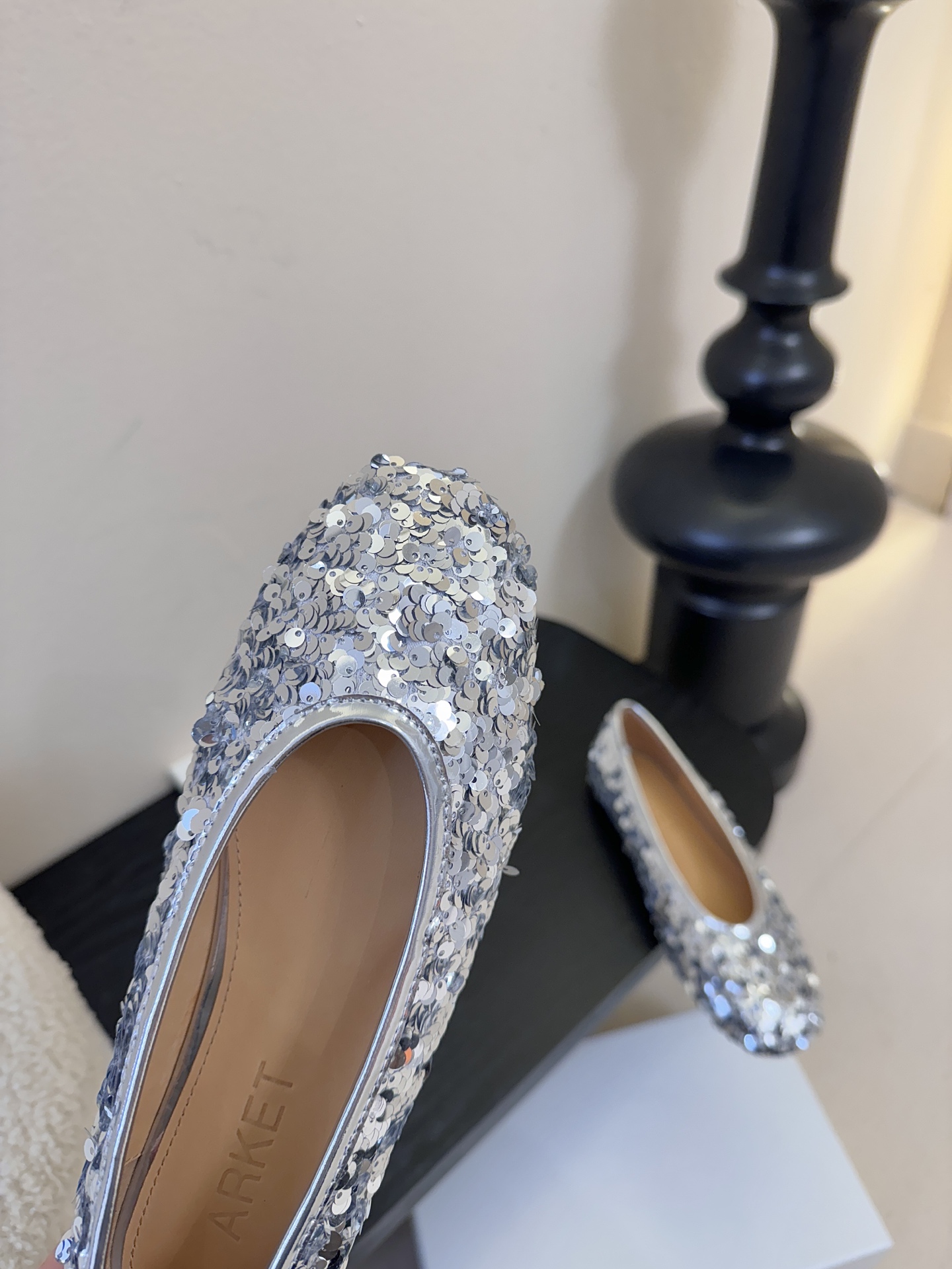 ARKE* 𝟐𝟔𝐀𝐖新品ARKET 亮片斑马纹平底鞋｜北欧极简的浪漫解构ARKET以温润的极简美学为内核