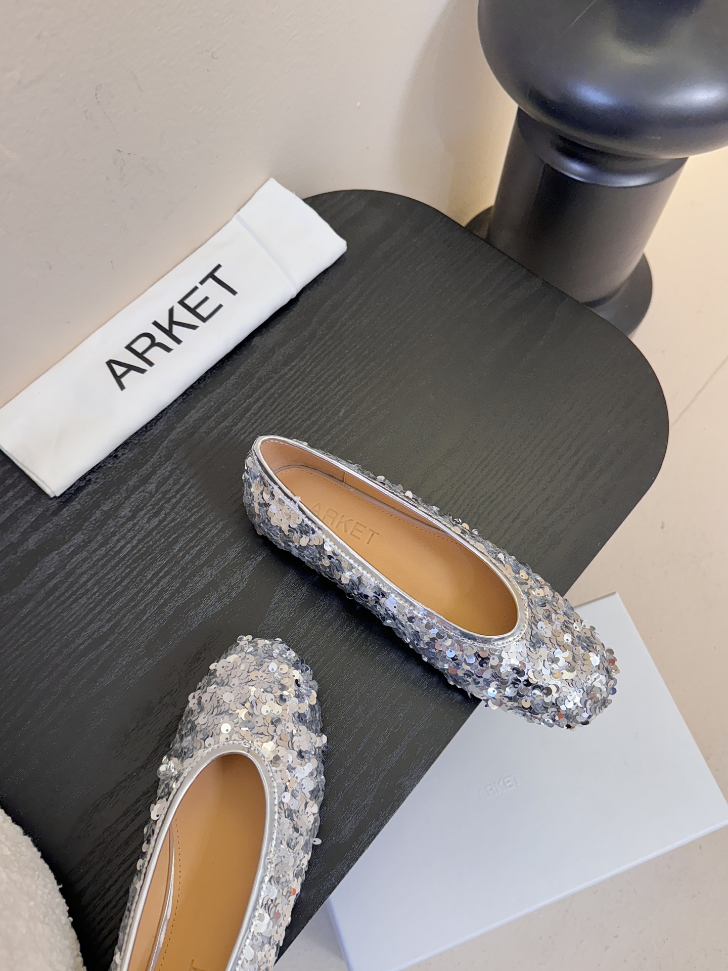 ARKE* 𝟐𝟔𝐀𝐖新品ARKET 亮片斑马纹平底鞋｜北欧极简的浪漫解构ARKET以温润的极简美学为内核