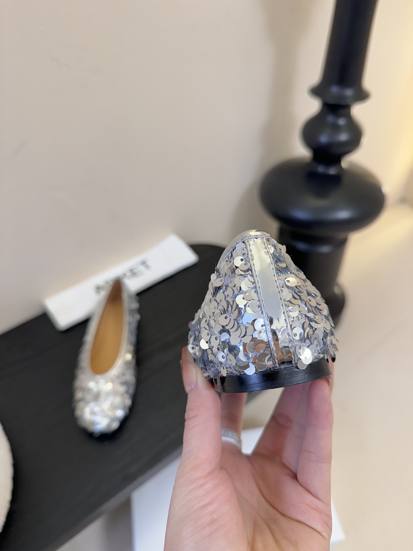 ARKE* 𝟐𝟔𝐀𝐖新品ARKET 亮片斑马纹平底鞋｜北欧极简的浪漫解构ARKET以温润的极简美学为内核