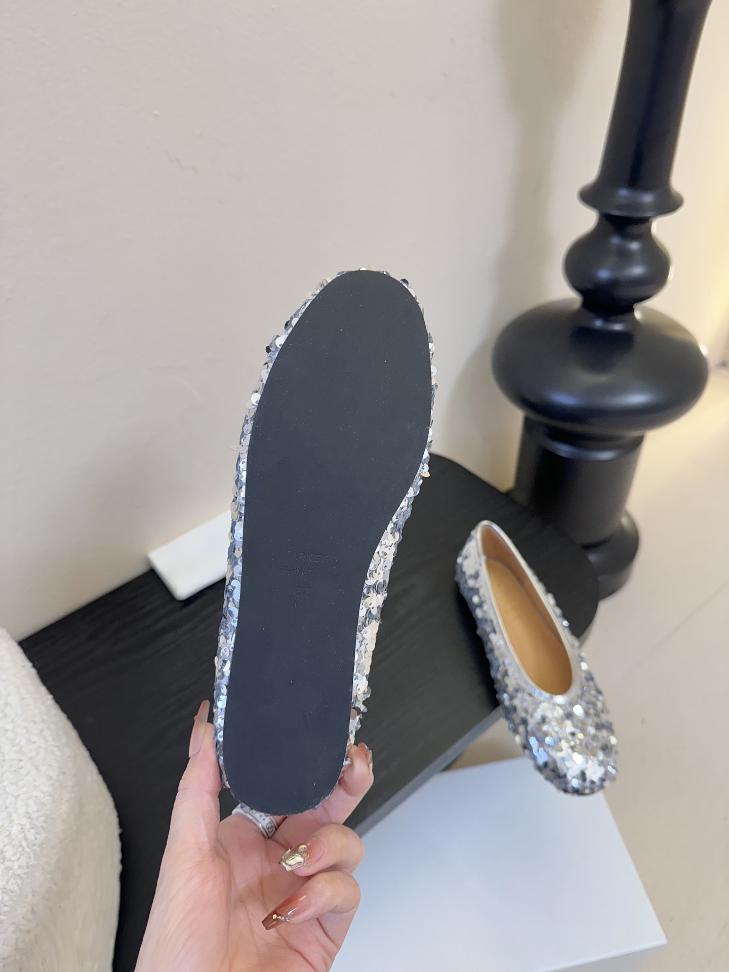 ARKE* 𝟐𝟔𝐀𝐖新品ARKET 亮片斑马纹平底鞋｜北欧极简的浪漫解构ARKET以温润的极简美学为内核