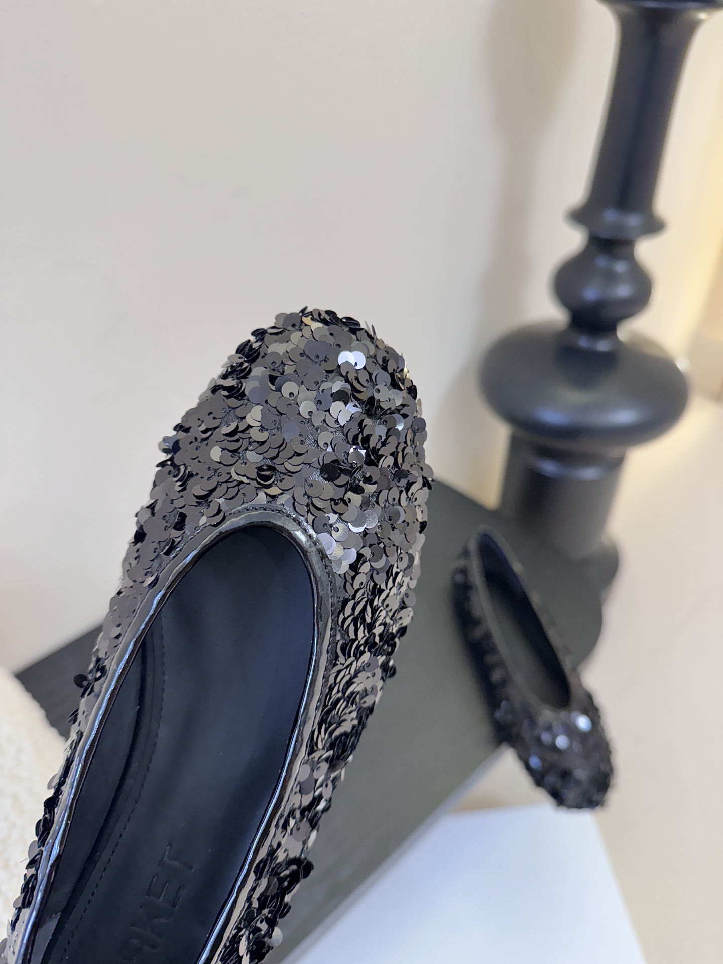 ARKE* 𝟐𝟔𝐀𝐖新品ARKET 亮片斑马纹平底鞋｜北欧极简的浪漫解构ARKET以温润的极简美学为内核