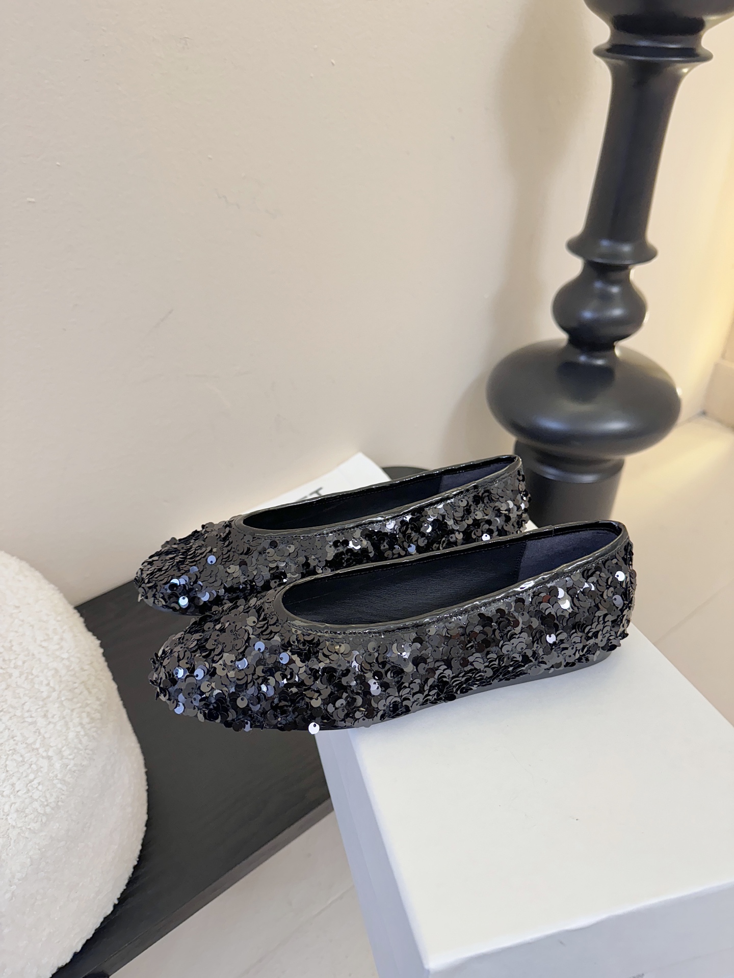 ARKE* 𝟐𝟔𝐀𝐖新品ARKET 亮片斑马纹平底鞋｜北欧极简的浪漫解构ARKET以温润的极简美学为内核