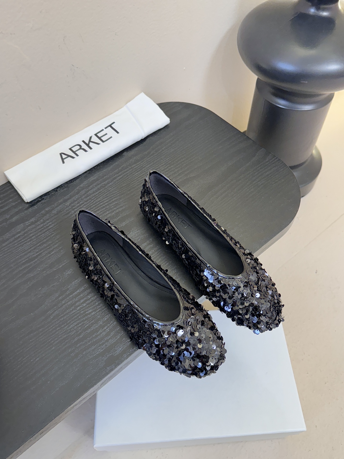 ARKE* 𝟐𝟔𝐀𝐖新品ARKET 亮片斑马纹平底鞋｜北欧极简的浪漫解构ARKET以温润的极简美学为内核