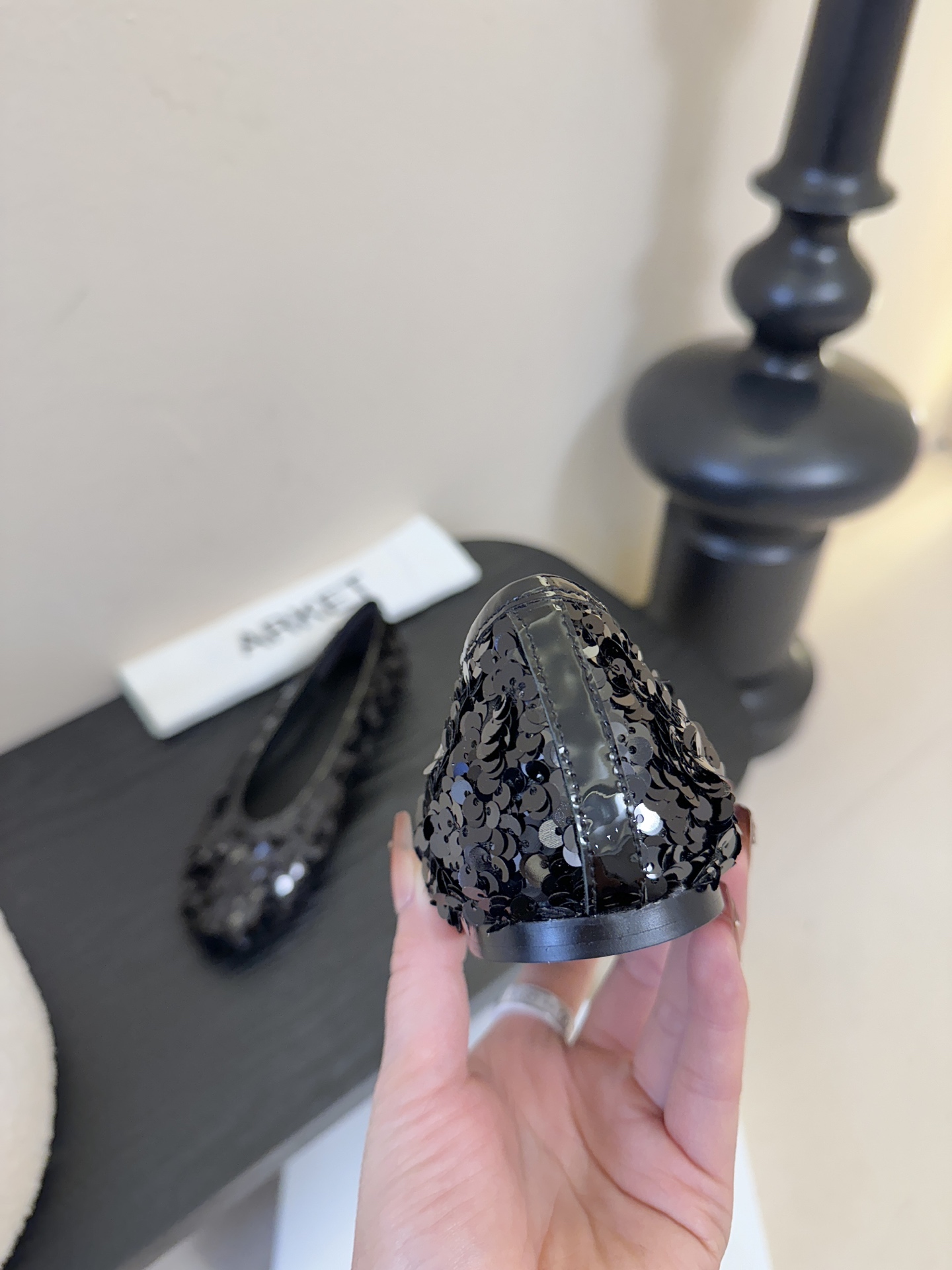 ARKE* 𝟐𝟔𝐀𝐖新品ARKET 亮片斑马纹平底鞋｜北欧极简的浪漫解构ARKET以温润的极简美学为内核