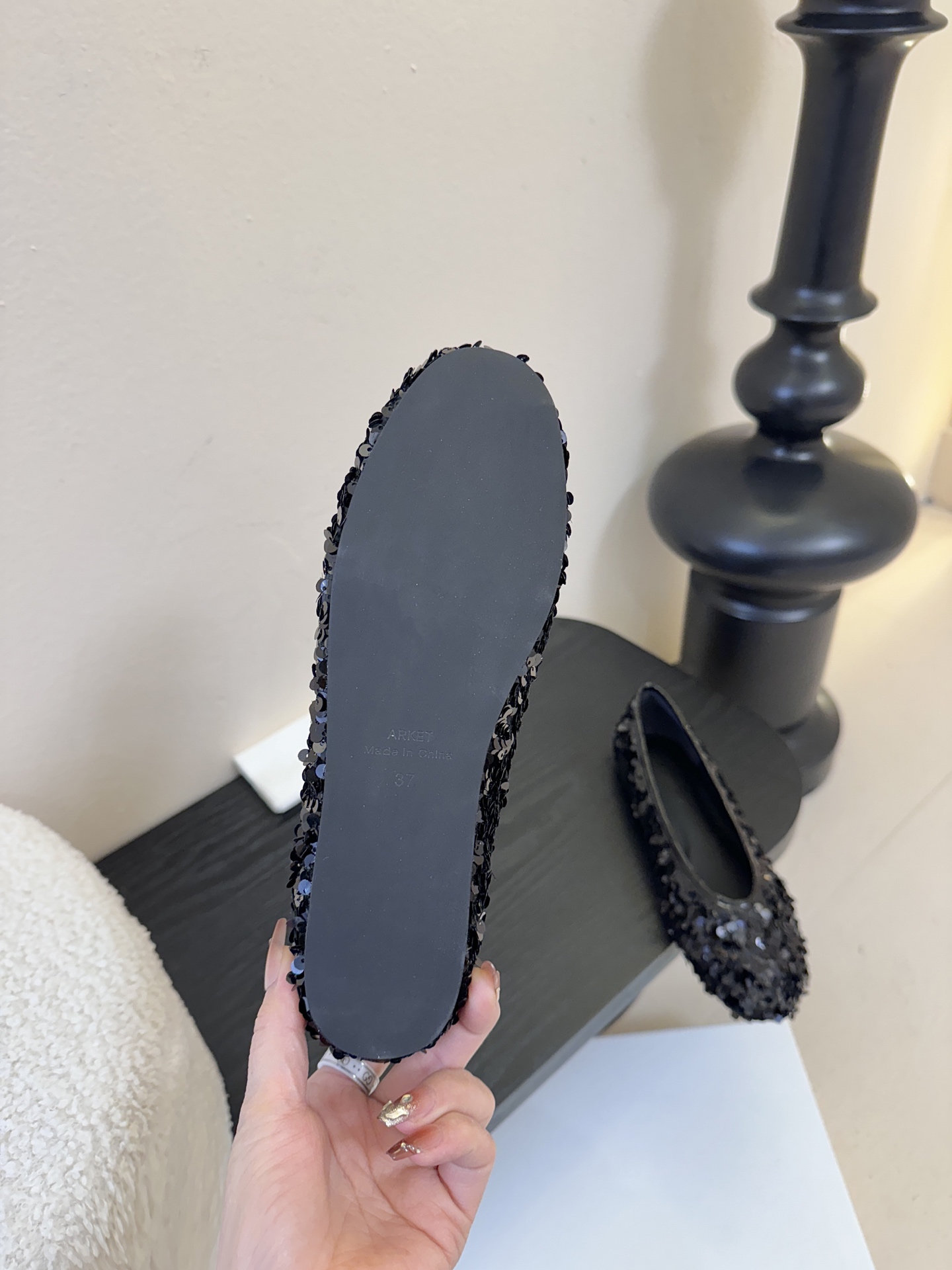 ARKE* 𝟐𝟔𝐀𝐖新品ARKET 亮片斑马纹平底鞋｜北欧极简的浪漫解构ARKET以温润的极简美学为内核