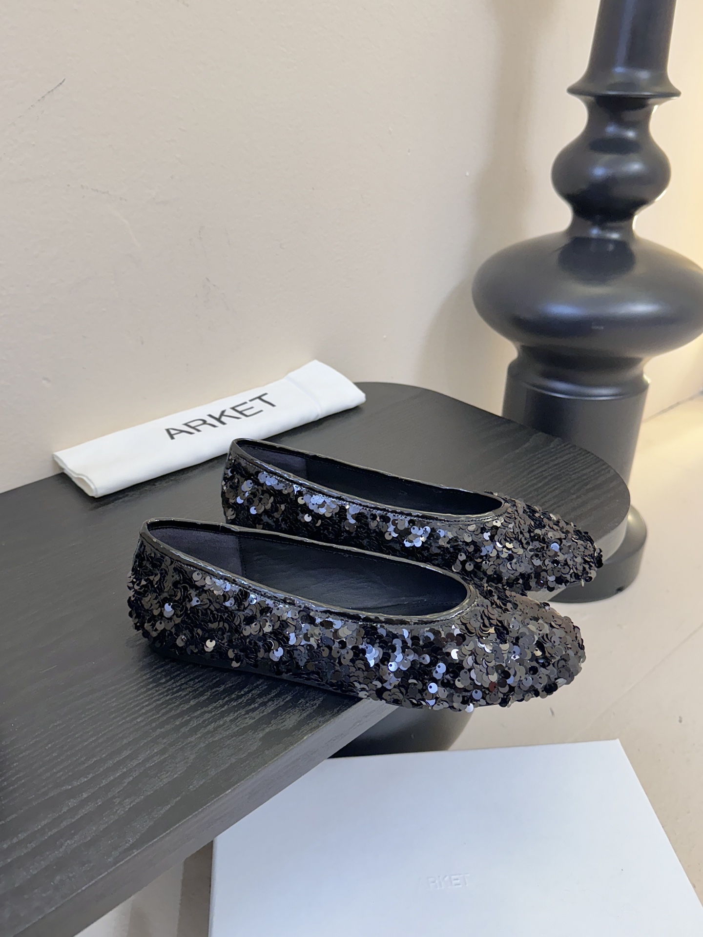 ARKE* 𝟐𝟔𝐀𝐖新品ARKET 亮片斑马纹平底鞋｜北欧极简的浪漫解构ARKET以温润的极简美学为内核