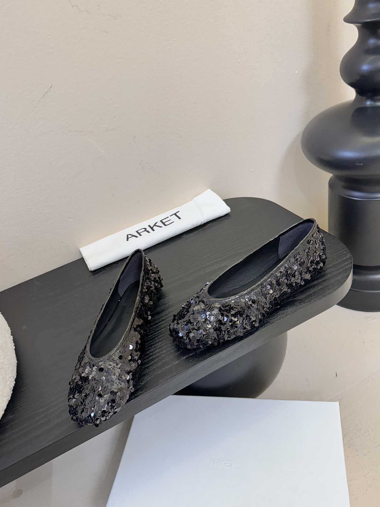 ARKE* 𝟐𝟔𝐀𝐖新品ARKET 亮片斑马纹平底鞋｜北欧极简的浪漫解构ARKET以温润的极简美学为内核