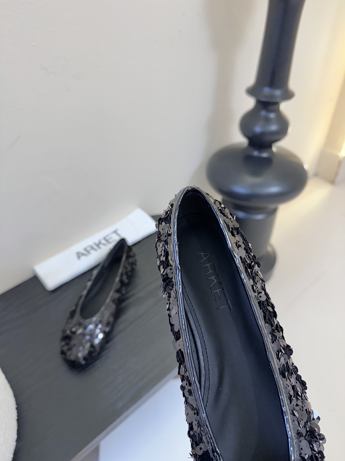 ARKE* 𝟐𝟔𝐀𝐖新品ARKET 亮片斑马纹平底鞋｜北欧极简的浪漫解构ARKET以温润的极简美学为内核