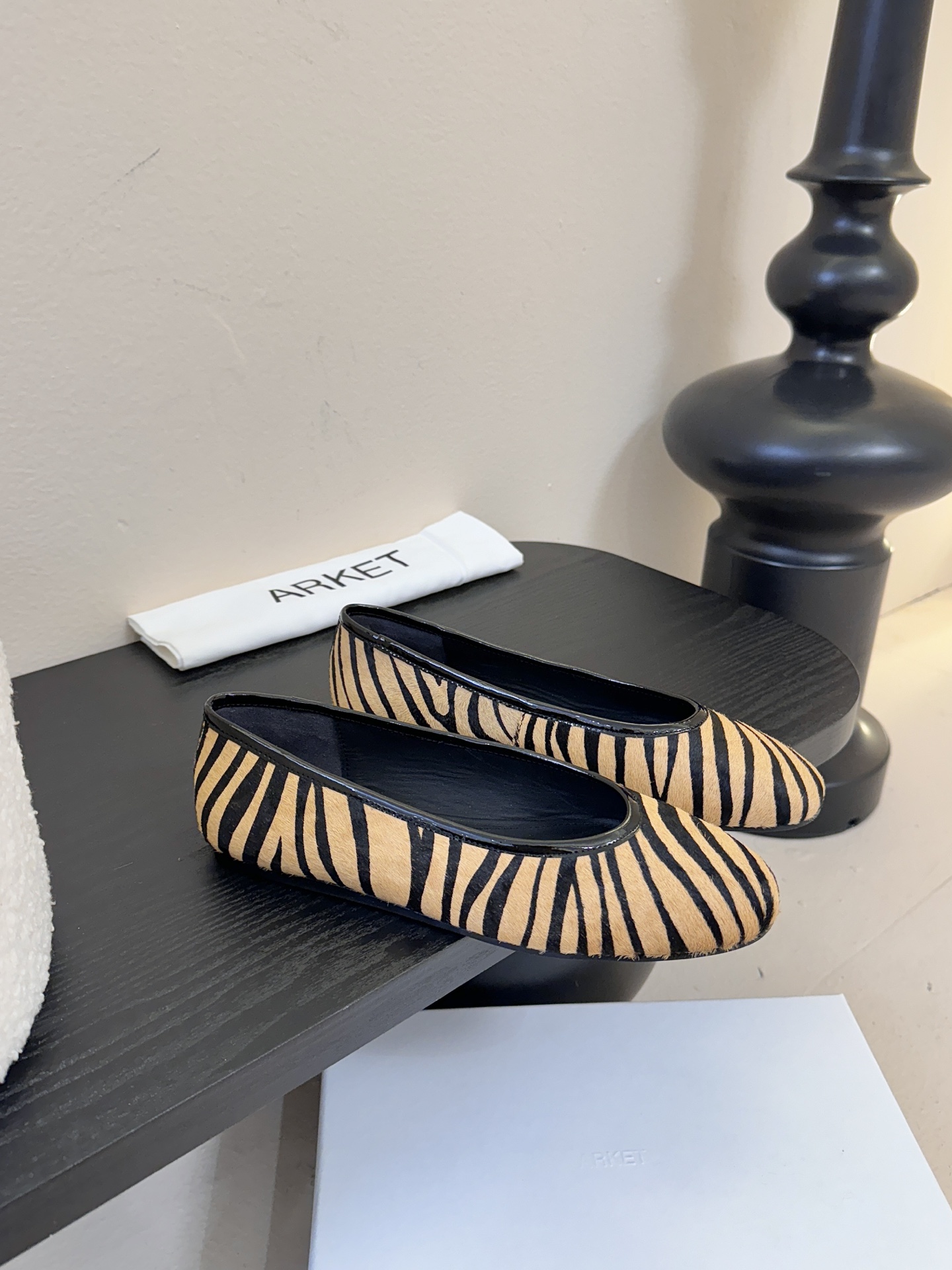 ARKE* 𝟐𝟔𝐀𝐖新品ARKET 亮片斑马纹平底鞋｜北欧极简的浪漫解构ARKET以温润的极简美学为内核