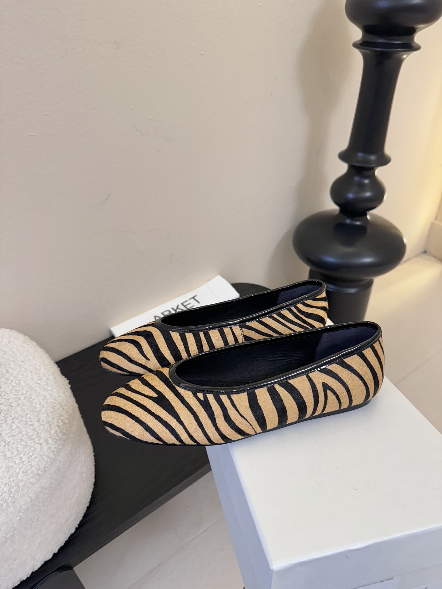 ARKE* 𝟐𝟔𝐀𝐖新品ARKET 亮片斑马纹平底鞋｜北欧极简的浪漫解构ARKET以温润的极简美学为内核