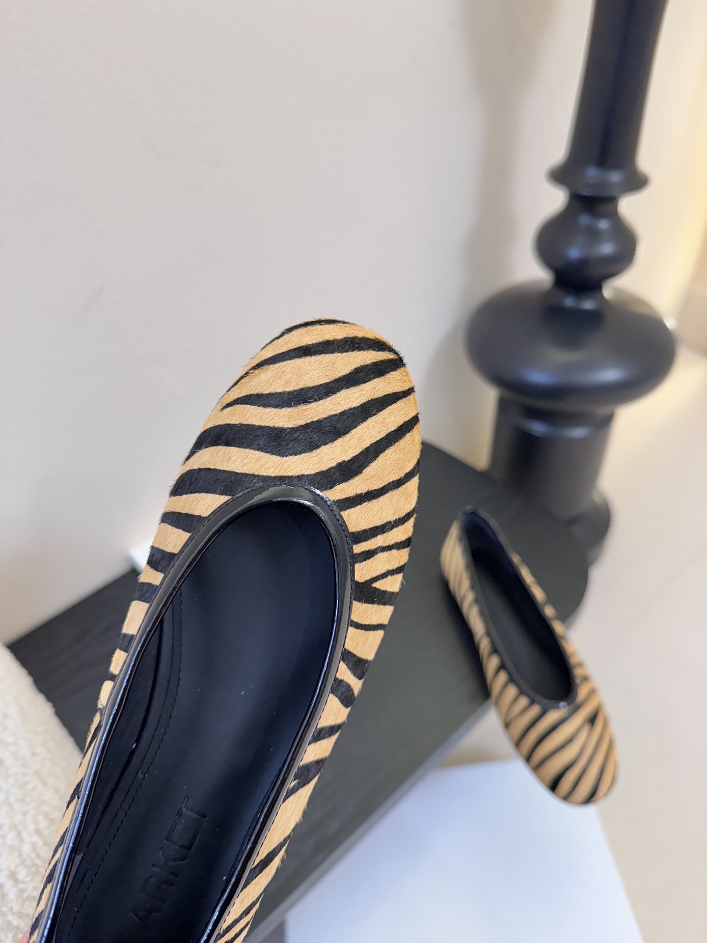 ARKE* 𝟐𝟔𝐀𝐖新品ARKET 亮片斑马纹平底鞋｜北欧极简的浪漫解构ARKET以温润的极简美学为内核