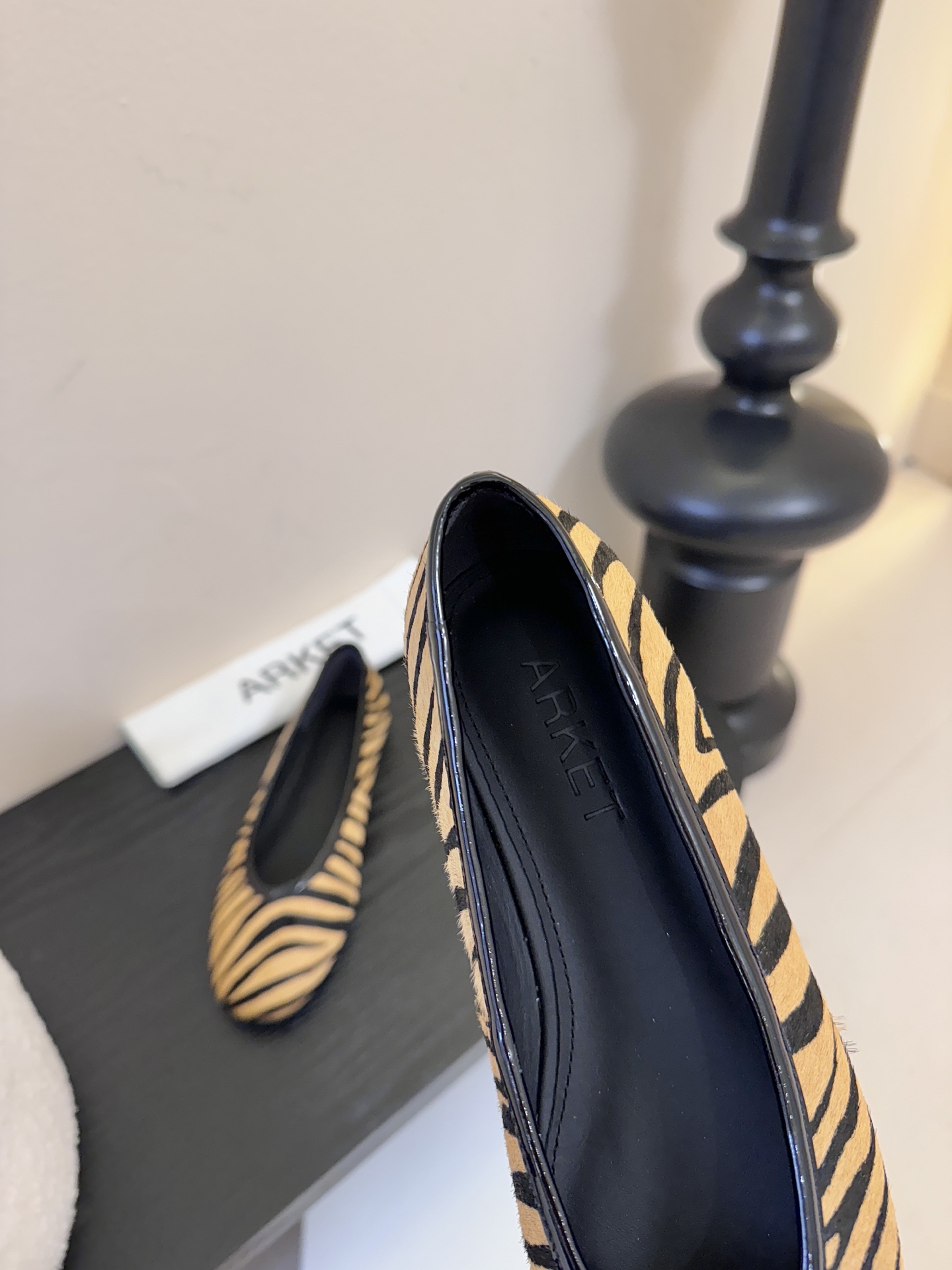 ARKE* 𝟐𝟔𝐀𝐖新品ARKET 亮片斑马纹平底鞋｜北欧极简的浪漫解构ARKET以温润的极简美学为内核