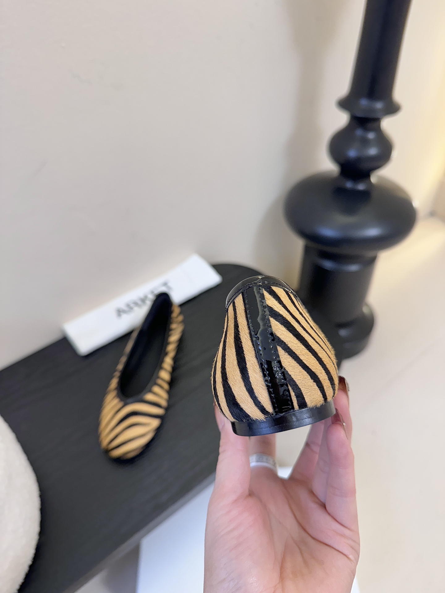 ARKE* 𝟐𝟔𝐀𝐖新品ARKET 亮片斑马纹平底鞋｜北欧极简的浪漫解构ARKET以温润的极简美学为内核