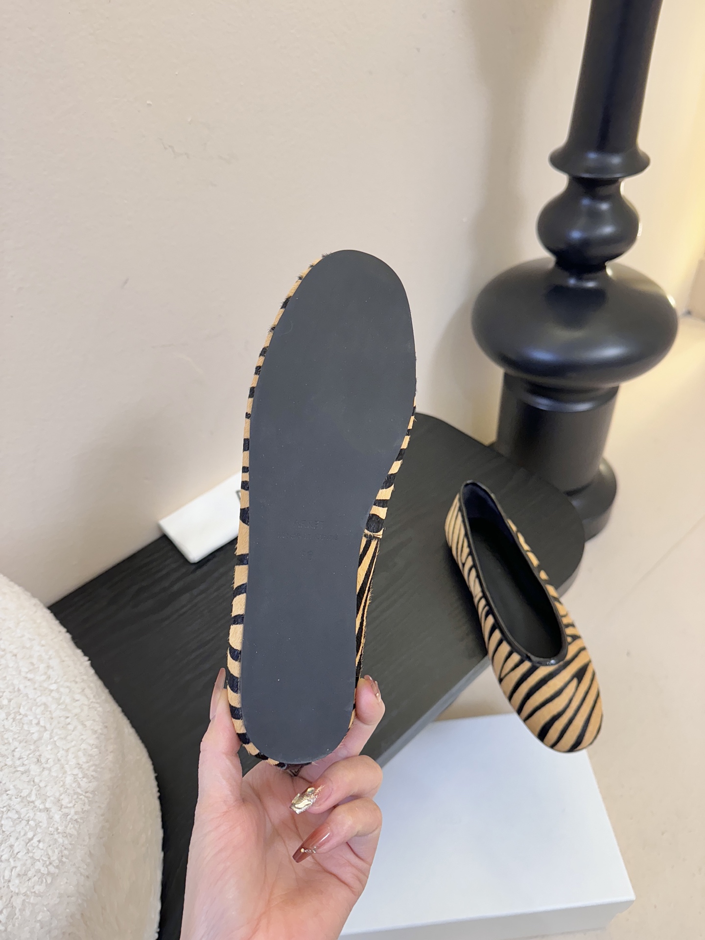 ARKE* 𝟐𝟔𝐀𝐖新品ARKET 亮片斑马纹平底鞋｜北欧极简的浪漫解构ARKET以温润的极简美学为内核