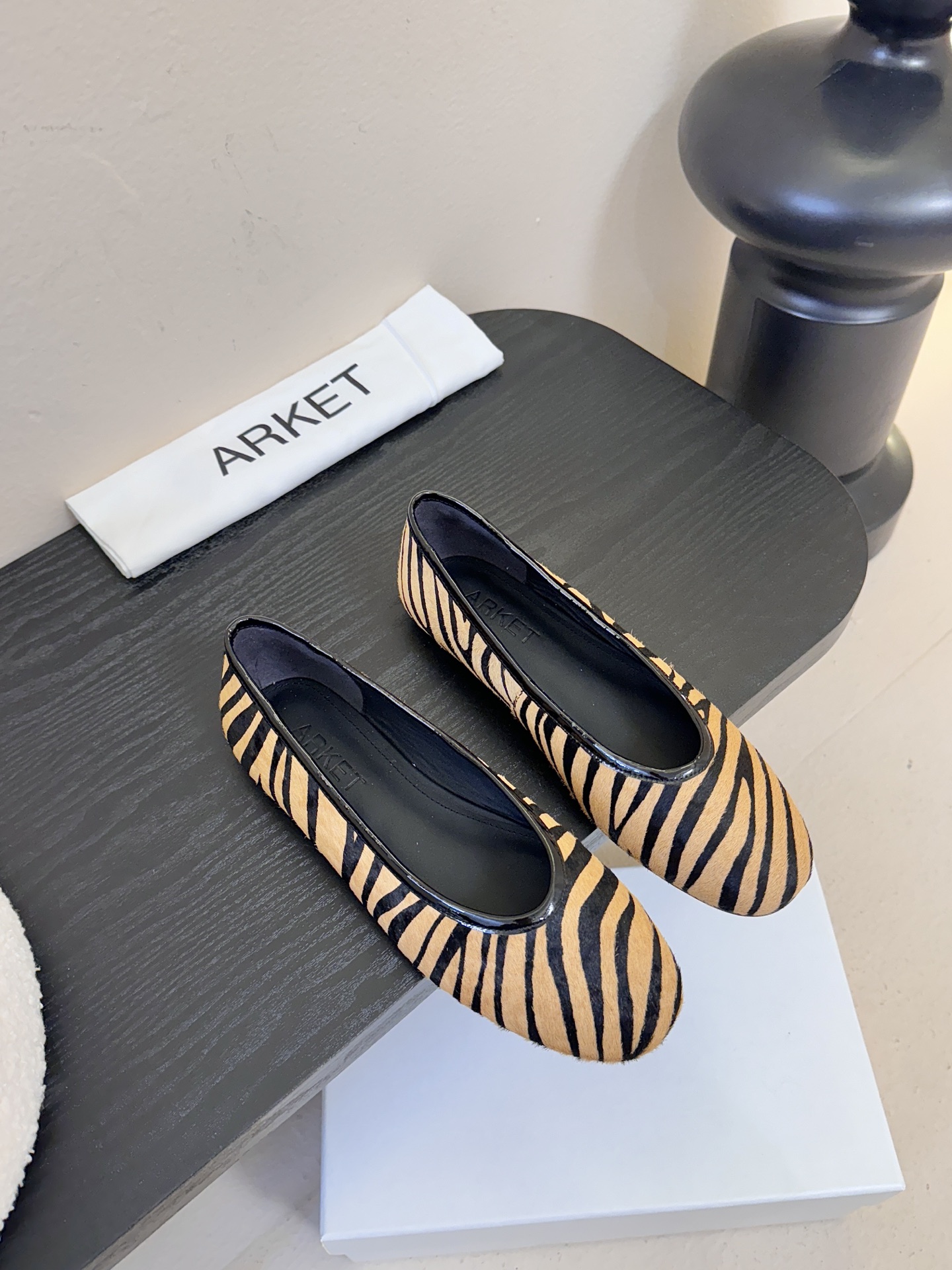 NO:706087,ARKE* New product ARKET sequin zebra print flats | Romantic deconstruction of Nordic minimalism ARKET takes gentle minimalist aesthetics as the core to reshape the silhouette of classic ballet flats. The multiple touches of sequins and zebra suede collide with the round-toe shoe shape, eliminating the bland attributes of flat shoes. The seamless hemming process of the shoe edge demonstrates the brand's ingenuity in a low-key manner. The flat version captures comfort and aura.  Suitable for hanging out in the market, watching performances in the theater, dating with girlfriends and other occasions. Paired with a wool knit skirt, it creates a gentle Nordic relaxed style. Paired with leather straight pants, it can create a smart urban minimalist feel. The upper is imported horse hair and sequins. The lining is imported sheepskin. Imported leather outsole 35-39 (40.41 fixed), single shoes, flats, skirts, sheepskin, Leather soles19860909ARKE* 新品 ARKET 亮片斑马纹平底鞋｜北欧极简的浪漫解构 ARKET以温润的极简美学为内核 重塑经典芭蕾平底鞋廓形 亮片缀面与斑马纹绒面的多元触感碰撞圆润的圆头鞋型 消解了平底鞋的平淡属性 鞋边无缝的包边工艺低调彰显品牌匠心 平底的版型拿捏住舒适与气场 适配市集闲逛、剧院观演、闺蜜约会等场合 搭羊毛针织裙是温柔的北欧松弛风 配皮质直筒裤又能营造出灵动的都市极简感 鞋面进口马毛.亮片 内里进口羊皮 进口真皮大底 35-39（40.41定）,单鞋,flats,skirts,sheepskin,Leather soles,Women's Shoes