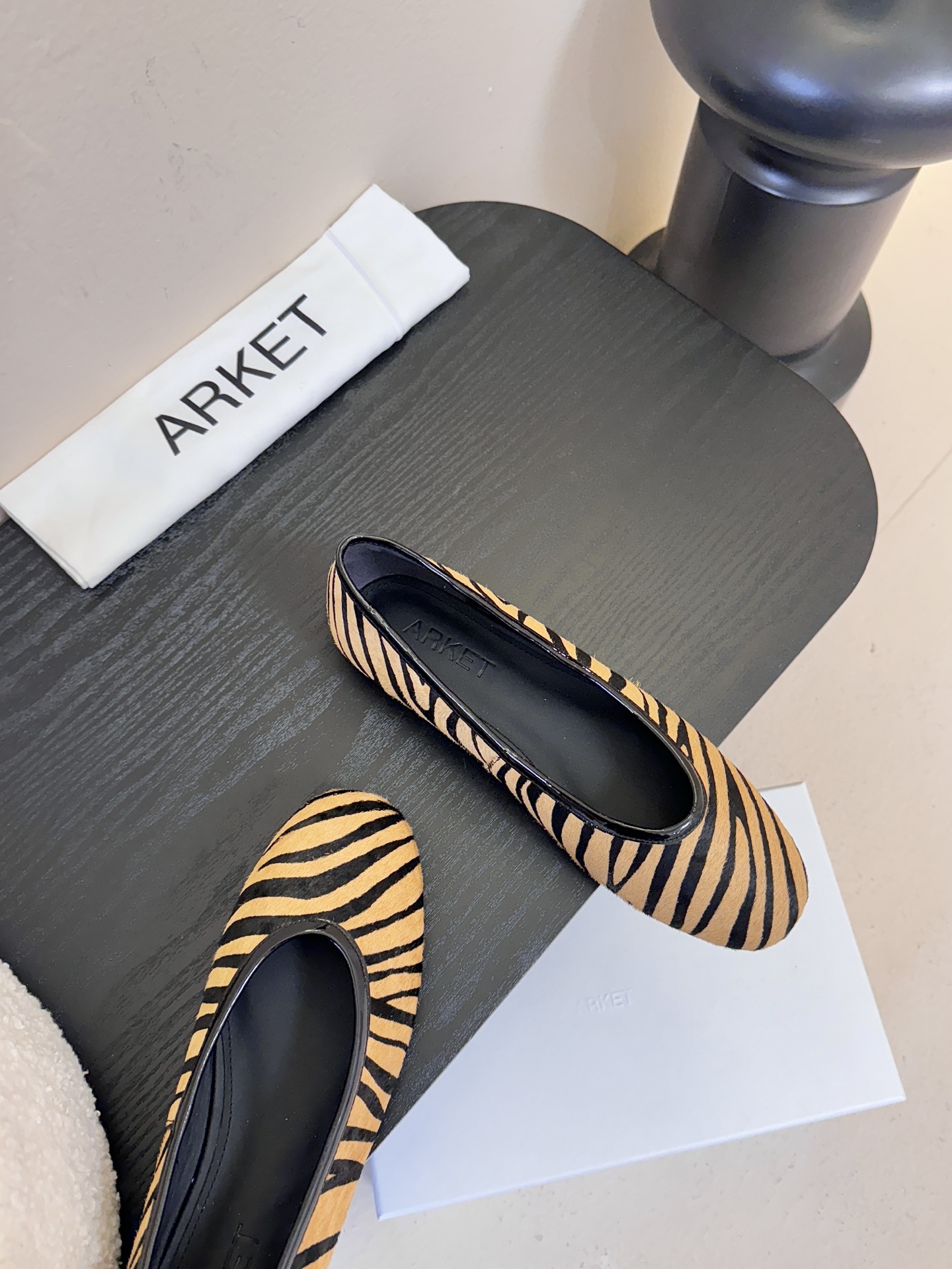 ARKE* 𝟐𝟔𝐀𝐖新品ARKET 亮片斑马纹平底鞋｜北欧极简的浪漫解构ARKET以温润的极简美学为内核