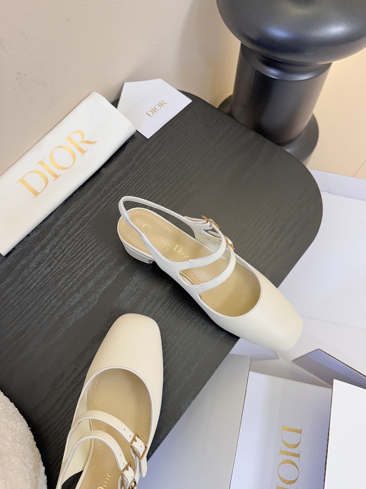 顶级Dior/迪奥26S新品方头后跟凉鞋高跟鞋这季的字母系列真的要狂种草啦~字母logo设计，特别修饰腿