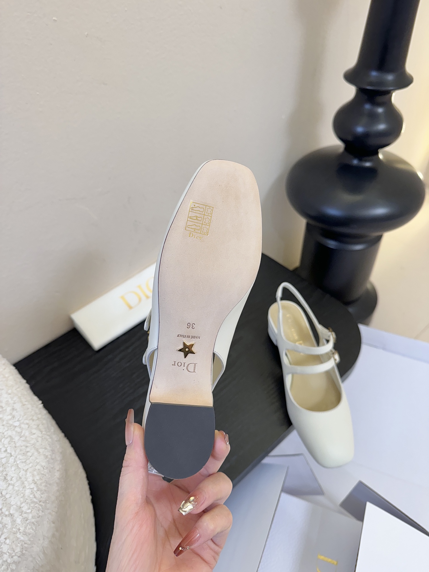 顶级Dior/迪奥26S新品方头后跟凉鞋高跟鞋这季的字母系列真的要狂种草啦~字母logo设计，特别修饰腿
