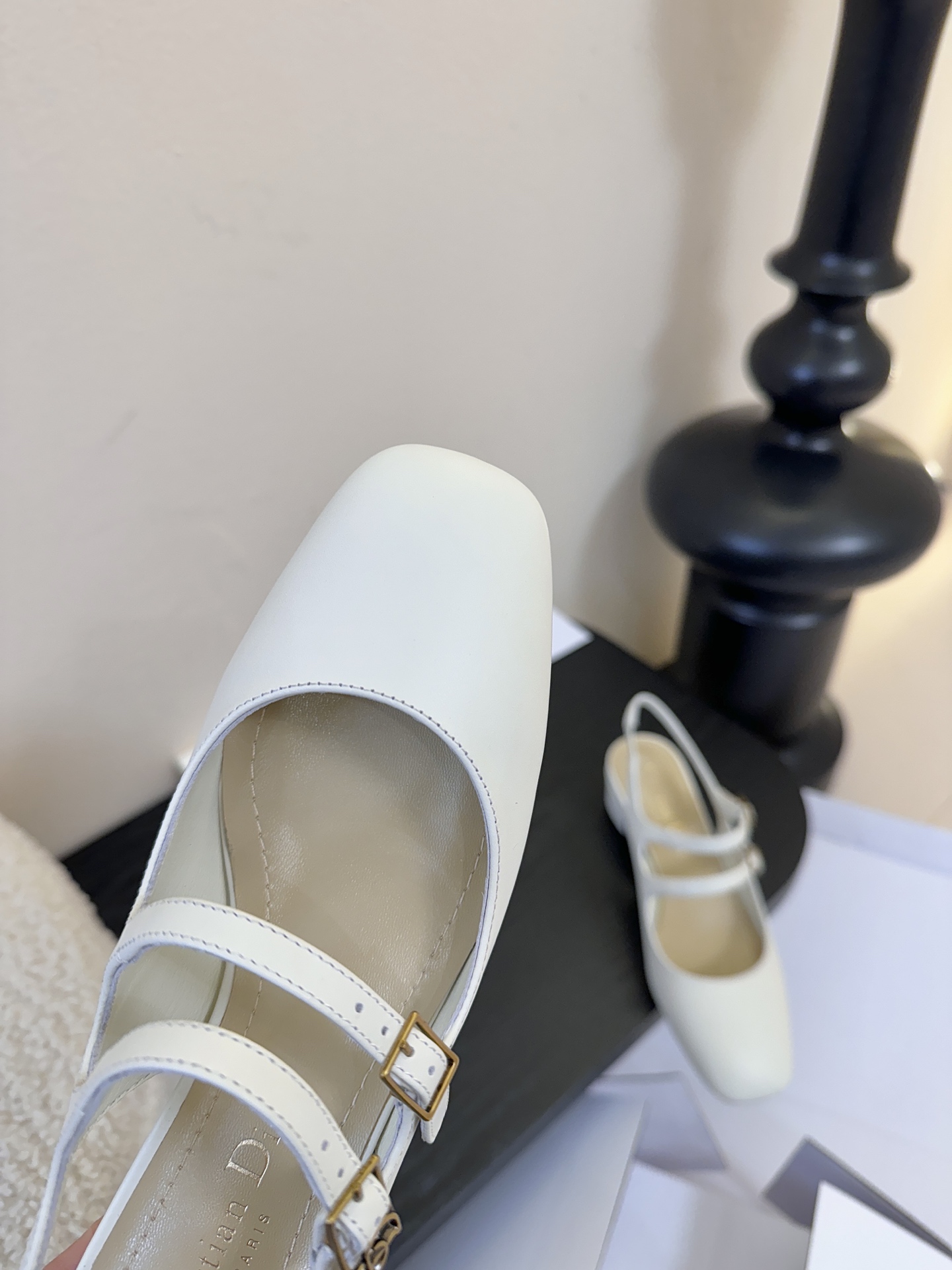 顶级Dior/迪奥26S新品方头后跟凉鞋高跟鞋这季的字母系列真的要狂种草啦~字母logo设计，特别修饰腿