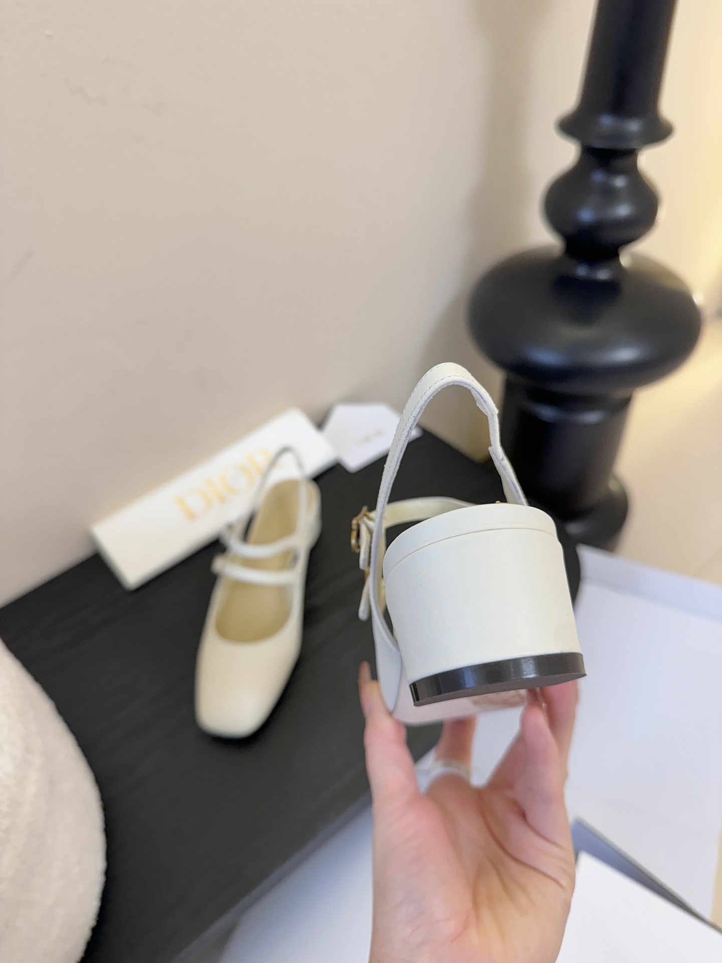 顶级Dior/迪奥26S新品方头后跟凉鞋高跟鞋这季的字母系列真的要狂种草啦~字母logo设计，特别修饰腿