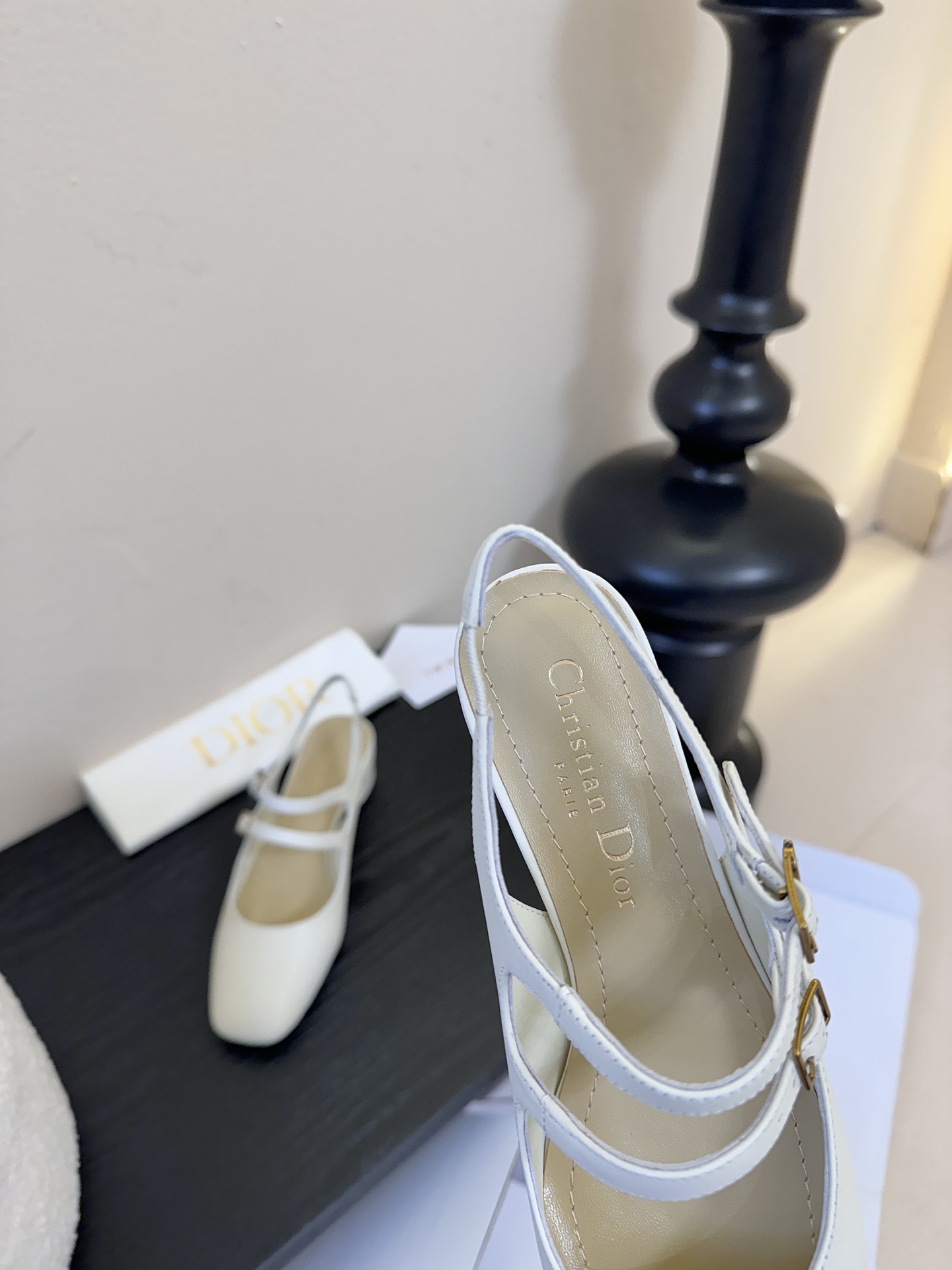 顶级Dior/迪奥26S新品方头后跟凉鞋高跟鞋这季的字母系列真的要狂种草啦~字母logo设计，特别修饰腿