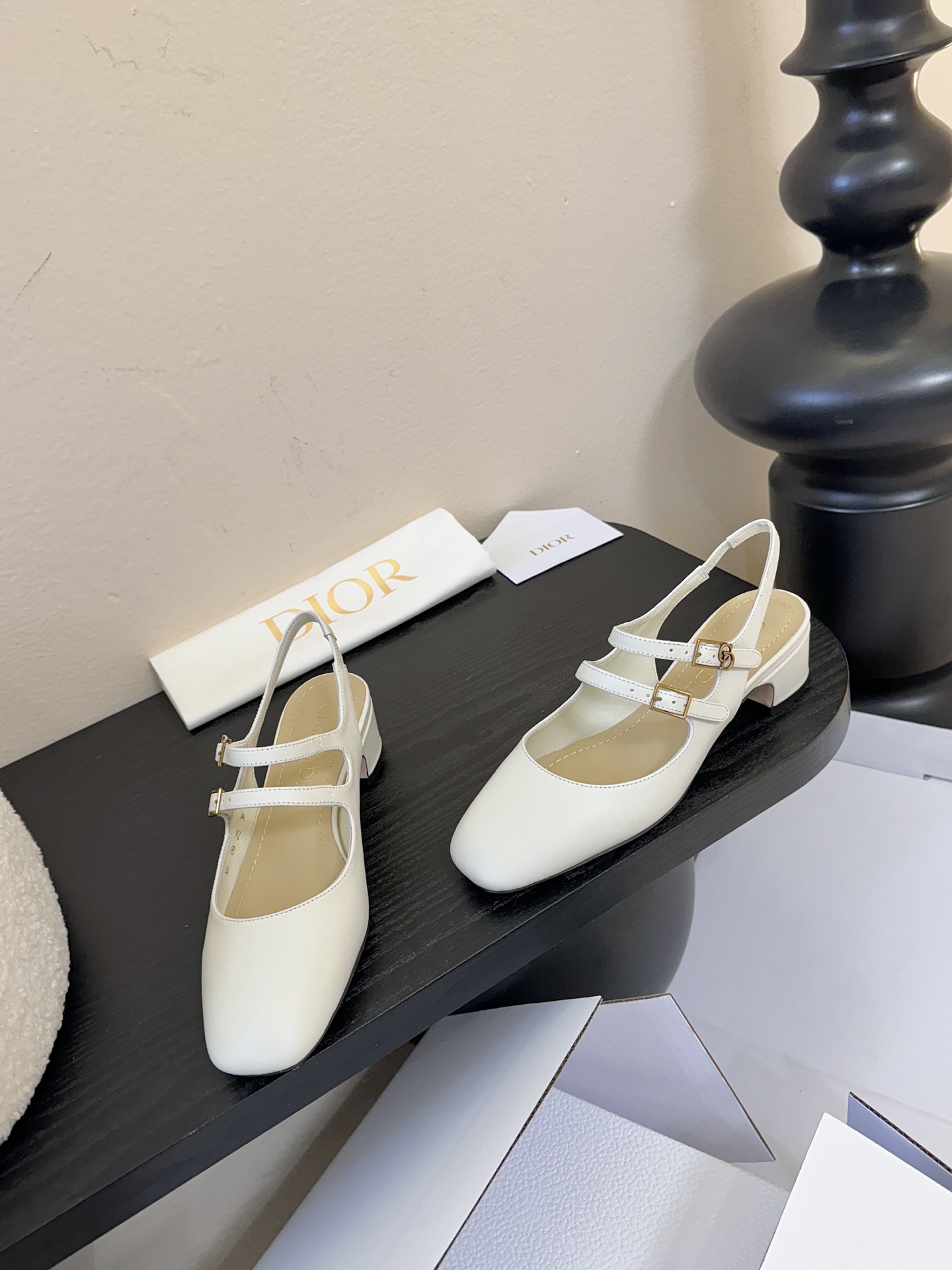 顶级Dior/迪奥26S新品方头后跟凉鞋高跟鞋这季的字母系列真的要狂种草啦~字母logo设计，特别修饰腿